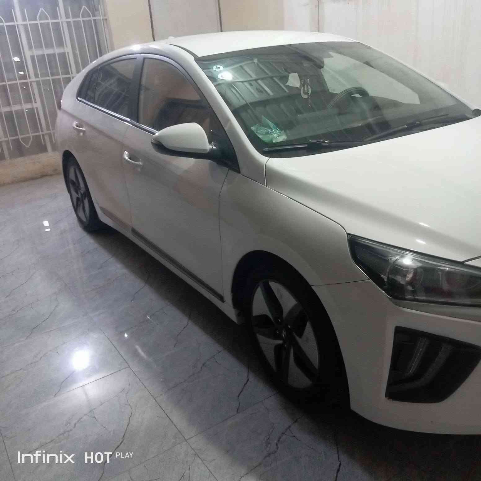 سيارة هيونداي آيونيك هايبرد (Hyundai Ioniq Hybrid للبيع موديل 2022 
تفاصيل بالكامل... مكاني صويرة حي العمال رقمي *********** السونار موجود (سعر شدة و 22 ورقة وبيها مجال) 
نظام الدفع: هجين بالكامل (Hybrid) يعمل بمحركين (بنزين + كهرباء).محرك البنزين: سعة 1.6 لتر (1600 CC) رباعي الأسطوانات بتقنية GDI.المحرك الكهربائي: مدعوم ببطارية ليثيوم أيون بوليمر متطورة.القوة الإجمالية: تنتج المنظومة معاً قوة تصل إلى 139 حصان.ناقل الحركة (الكير): أوتوماتيك مزدوج القابض (DCT) من 6 سرعات، يوفر استجابة سريعة وعزم قوي مقارنة بكير الـ CVT التقليدي.نظام الدفع: دفع أمامي (FWD الأنظمة الذكية والترفيه (المواصفات التكنولوجية)نظام الترفيه: شاشة لمس واضحة تدعم نظامي Apple CarPlay و Android Auto لربط الهاتف وعرض الخرائط (Google Maps).النظام الصوتي: نظام صوتي نقي ومحيطي موزع على 6 سماعات داخل مقصورة السيارة.العدادات: شاشة رقمية (ديجيتال) أمام السائق تعرض معلومات القيادة، مستوى شحن البطارية، ونسبة توفير الوقود بدقة عالية.المنافذ: مدخل AUX، منفذ USB للموسيقى، ومنافذ شحن سريع (12V) للهواتف.🛋️ ميزات فئة المواصفات العالية بصمة التشغيل: نظام التشغيل الذكي بلمسة زر (Push Button Start) مع دخول ذكي بدون مفتاح (Keyless Entry).شاحن لاسلكي: قاعدة شحن لاسلكي ذكي للهواتف الذكية المدعومة في الكونسول الوسطي.المقاعد: التحكم كهربائياً بمقعد السائق مع ميزة الدعم الطبي للظهر (Lumbar Support).التدفئة والتبريد: تدفئة للمقاعد الأمامية والمقود (الستيرن) للراحة في الشتاء.🛡️ أنظمة الأمان المتقدمة الذكية (SmartSense)رادار القيادة: نظام التحذير من الاصطدام الأمامي مع مكابح الطوارئ التلقائية (FCA).تحديد المسار: نظام المساعدة على البقاء في المسار (LKA) وتنبيه السائق عند الانحراف.النقطة العمياء: نظام الرادار الجانبي للتحذير من السيارات القادمة في النقطة العمياء (BCW).حساسات المطر: تشغيل المساحات تلقائياً عند هطول المطر مع ضبط السرعة ذاتياً.🚘 المواصفات الخارجية والتصميمالإضاءة: أضواء أمامية وخلفية بتصاميم مميزة (LED) توفر رؤية ليلية قوية واستهلاك طاقة منخفض.الحساسات والكاميرا: حساسات خلفية لمساعدة الركن + كاميرا خلفية عالية الدقة مع خطوط توجيهية متحركة.الجام والمرايا: مرايا جانبية كهربائية التحكم، قابلة للطي أوتوماتيكياً (شفت) مع إشارات انعطاف LED مدمجة.العجلات (الويلات): ويل ميثال (ألمنيوم) خفيف الوزن بتصميم ديناميكي مخصص لتقليل مقاومة الهواء وتوفير الوقود. الوسائد الهوائية: نظام وسائد هوائية متكامل (Airbags) لحماية السائق والركاب.المكابح والثبات: نظام منع انغلاق المكابح (ABS) + نظام التحكم الإلكتروني بالثبات (ESC).مساعد التلال: نظام منع التدحرج عند الوقوف في المرتفعات (HAC).هيكل السيارة: حاصل على تقييم 5 نجوم في اختبارات الأمان الأوروبية والعالمية (ANCAP) بفضل الفولاذ عالي الصلابة🛋️ المواصفات الداخلية والراحةالمقاعد: تتسع لـ 5 أشخاص براحة تامة مع مساحات جلوس ممتازة.الشاشة: شاشة وسطية تدعم أنظمة اتصال الهاتف الذكي مع بلوتوث ومنافذ شحن متكاملة.التبريد: نظام تكييف أوتوماتيكي مزدوج النطاق وممتاز (ثلاجة) لا يؤثر على أداء المحرك.أنظمة القيادة: مفتاح تحويل وضعيات القيادة بين الوضع الاقتصادي الموفر (Eco) والوضع الرياضي السريع (Sport).
