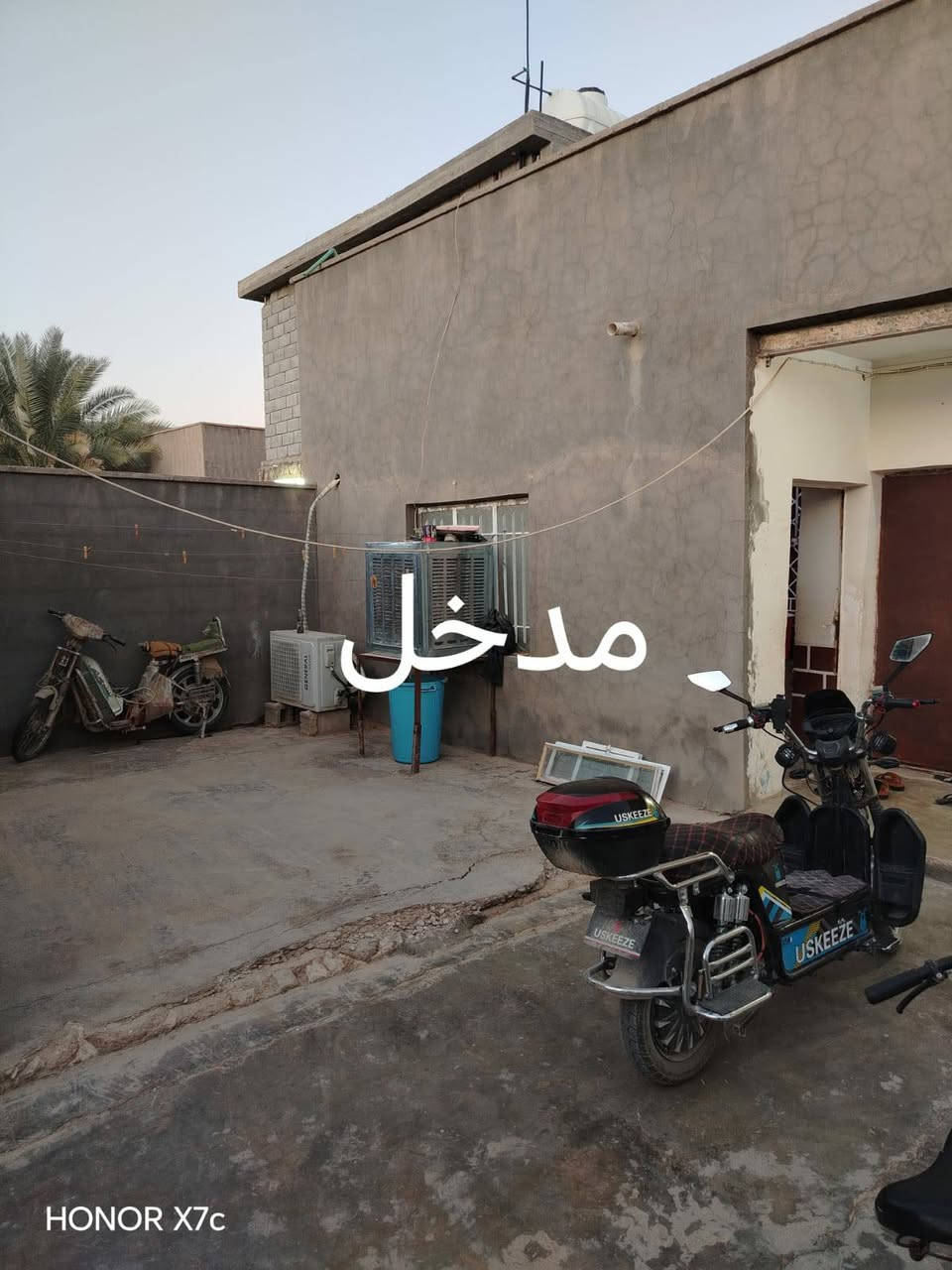 للبيع دار ركن  طابو صرف 

المساحة: 240 م 

يتكون الدار  من كراج +ديوان +هول + غرفتين +مطبخ +مجمع صحيات خارج وداخل +  بيتونة +الدار شيمان 
 امام الدار حديقة عامة 

الموقع : حي المعلمين في حديثة 

السعر: 40  مليون وبي مجال شي بسيط 
 
ملاحظة: البيع بالنقد فقط 

للاستفسار الاتصال بالارقام التالية: 

*********** 

*********** 

عنوان المكتب: محافظة الانبار قضاء حديثة الحي العسكري بالقرب من منفذ النواعير او محمد بلنص مكتب عقارات الصفا
