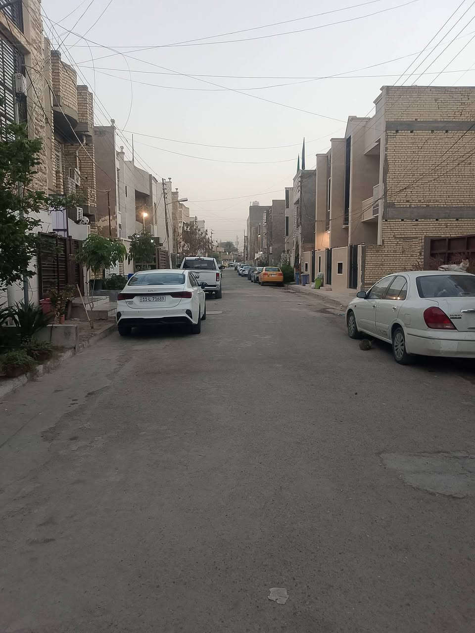 للبيع بيت طابق و نص مساحة 100 متر
الطابق الأرضي: • صالة قياس 5 × 3.25 م
• مطبخ قياس 3 × 4.5 م
• غرفة قياس 4 × 4.5 م
• حمام وملاحقاته
الطابق الثاني: • غرفة قياس 4 × 4.5 م والسطح
السعر: 230 و بي مجال 
الموقع: حي الجهاد/ الأساتذة/ خاف ماركت دبي
للاستفسار الاتصال بالرقم ***********
يوجد تصوير لداخل البيت
