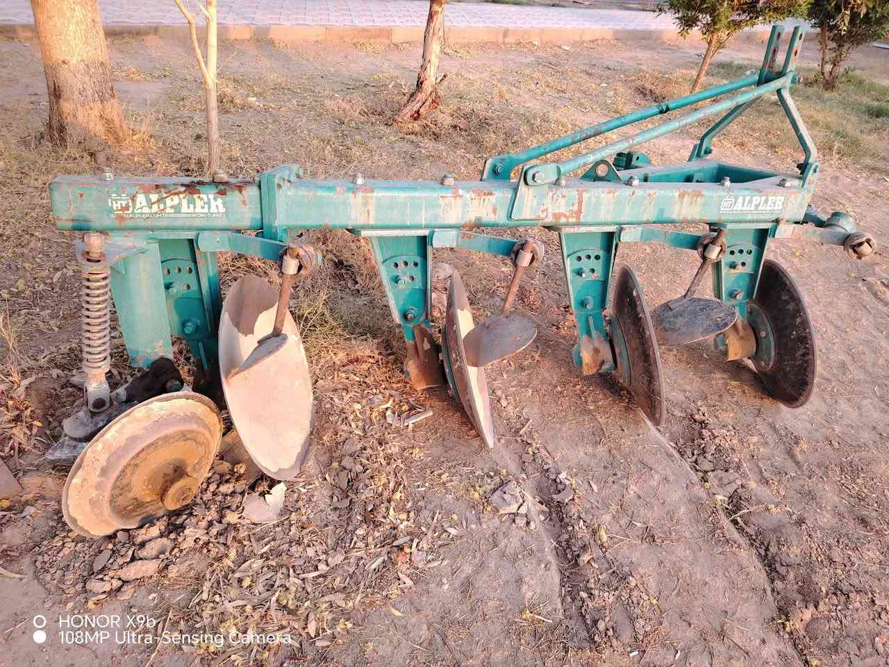 الانبار العامرية فيدان دسك نضيف مشتغل موسم واحد للبيع ب 3 مليون وبي مجال ***********

نص مكتوب في الصور:
- HONOR X9b 108MP Ultra-Sensing Camera
- HONOR X9b
- 108MP Ultra-Sensing Camera