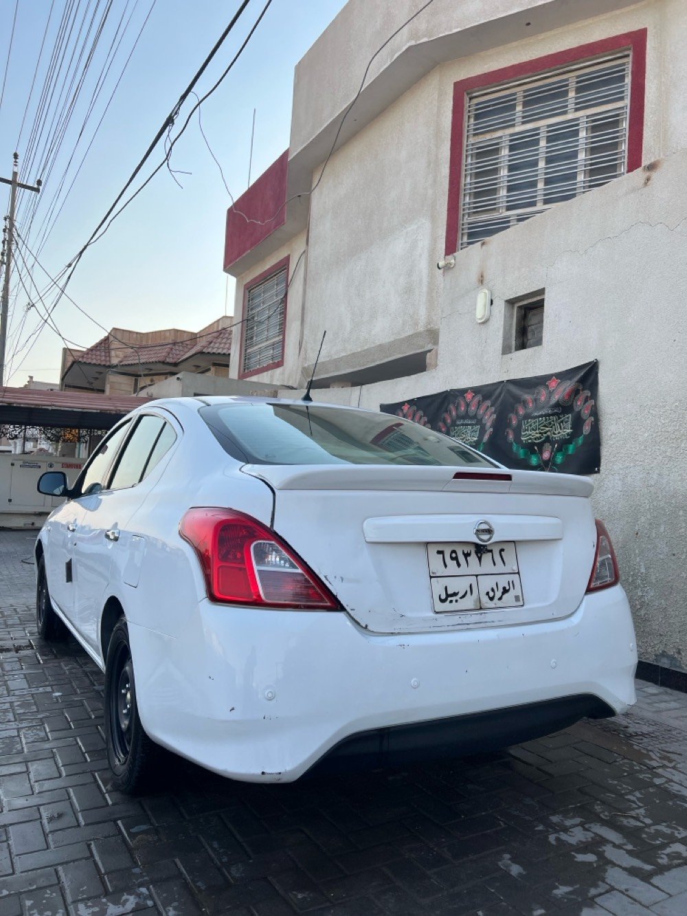 نيسان سني هندي للبيع موديل ٢022 سياره نظيفه استعمال شخصي لا مشتغل بيها تكسي ولا شي مداريه ما متعبه ماشيه 99 الف كيلو كامله من كلشي وما ناقصه شي سياره فول الفول رايده ب97 وبيها مجال
