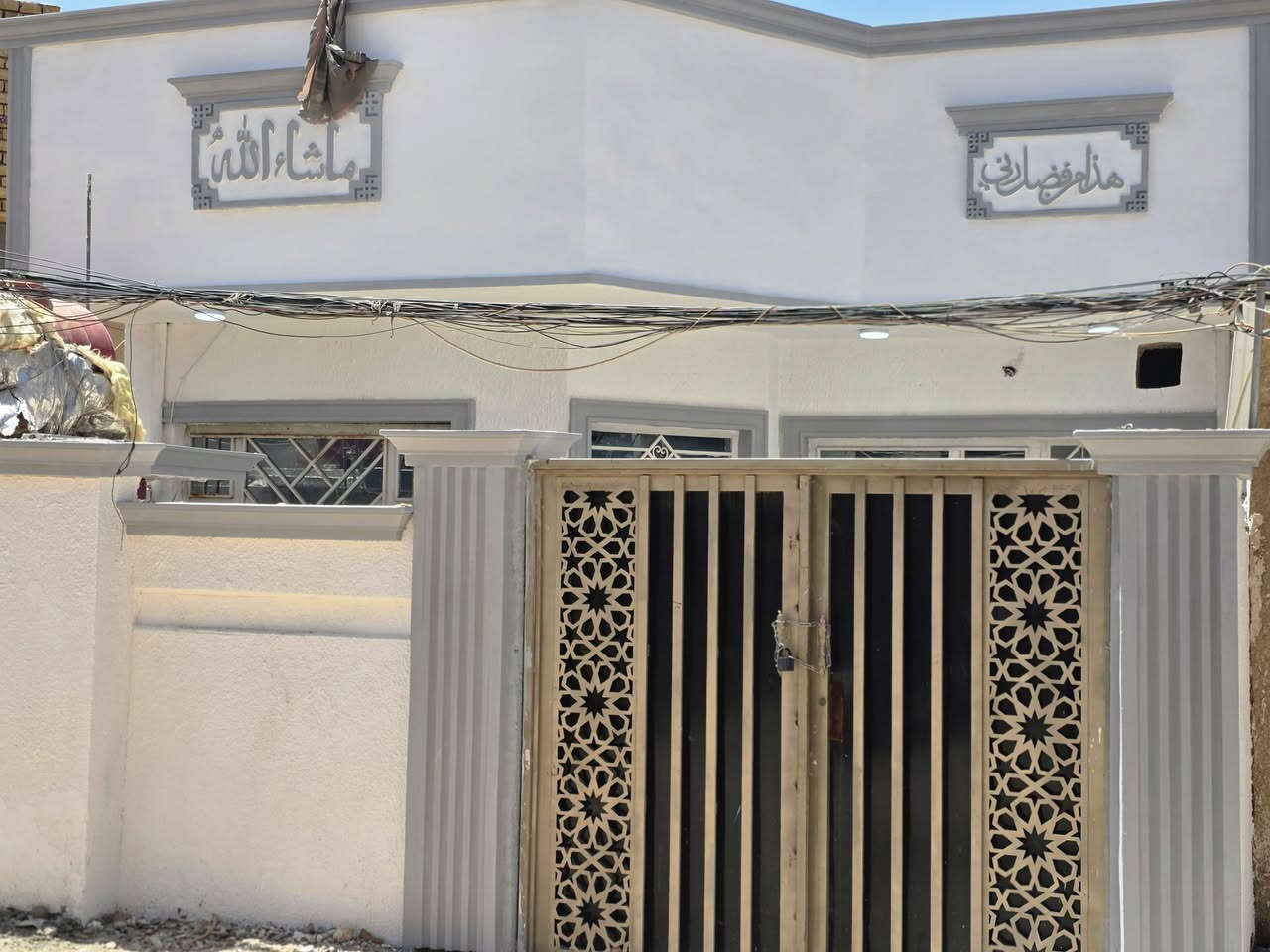 بيت للبيع مساحه ١٥٠ مربع طابو زراعي سند ٢٥ كوت حي الحكيم قرب أفران المرتضى يبعد عن الشارع ٧٥م التفاصيل البناء طابوك السطح اشتايكر مجاري رئيسية يحتوي على غرفه وصاله ومطبخ واستقبال السعر ٥٥ وبي مجال للاستفسار مراجعه دلاليه احمد السعيدي للاتصال *********** ***********
