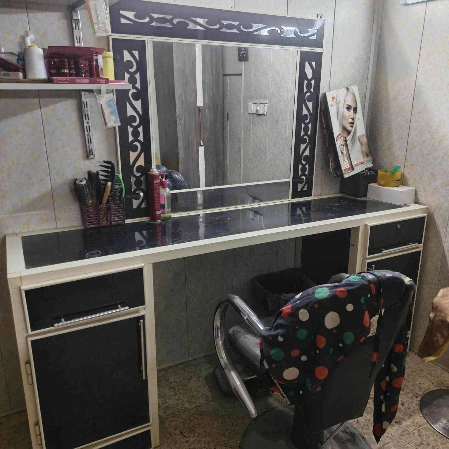 سلام عليكم ميز للبيع السعر 350 اخو الجديد
كرسي سعره 150  عنواني نجف كوفه***********
