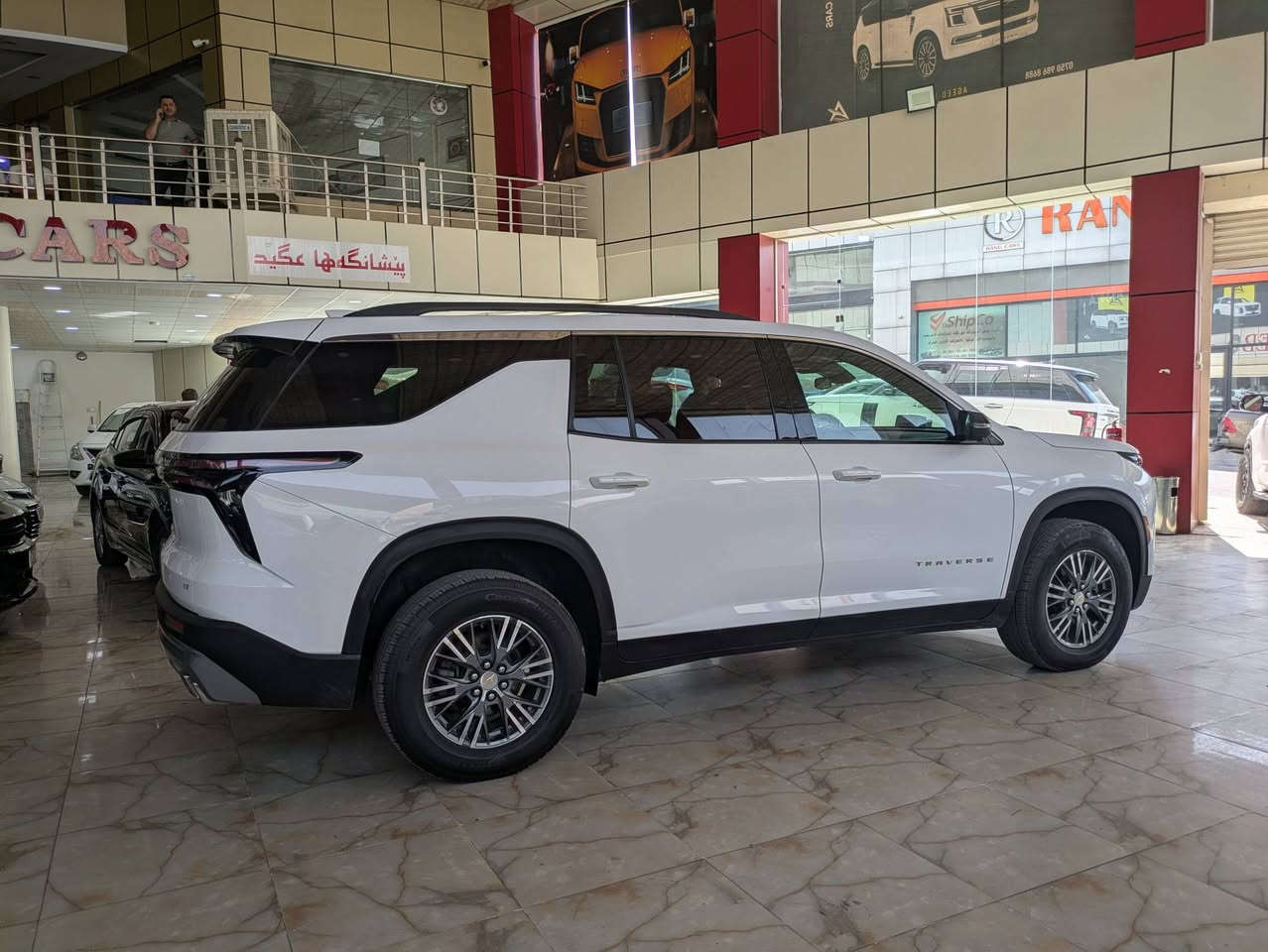 CHEVROLET TRAVERSE LT 2024 AWD
محرك 4 سلندر 2.5 توربو
​​مصابيح أمامية وخلفية LED بالكامل بتصميم نحيف وعصري.
​الباب الخلفي: باب كهربائي يدعم تقنية الاستشعار الذكي فتح تلقائي عند الاقتراب.
شاشة ترفيه ضخمةAppe CarPlay و Android Auto لاسلكياً.
​شاشة العدادات: شاشة رقمية بالكامل أمام السائق 
 7 مقاعد (مع مقاعد منفصلة في الصف الثاني
مقعد السائق قابل للتعديل كهربائياً بـ 8 اتجاهات مع دعم المنطقة القطنية.
​المميزات: شاحن لاسلكي للهواتف، تشغيل عن بعد، عجلة قيادة مكسوة بالجلد، ومنافذ USB في جميع الصفوف.
​نظام الفرملة التلقائية في حالات الطوارئ مع كشف المشاة وراكبي الدراجات
​نظام المساعدة على البقاء في المسار مع التحذير عند المغادرة
​نظام تنبيه النقطة العمياء ومساعدة التوجيه في المنطقة العمياء
نظام تنبيه حركة المرور الخلفية والكبح التلقائي الخلفي
​نظام تثبيت السرعة التكيفي
​كاميرا الرؤية المحيطية بدقة عالية
جاملغ وباب سائق و نصف باب خلفي صبخ بدون دواخل بدون ارباك . موضح بالصور
سيارة بدون رقم تترقم محافظات الاقليم . سيارة موجودة بمعارض دهوك .
سعر 310 و مجال
رقم شاصي 
1GNEVGKS9RJ188823
رقم موبايل ***********
