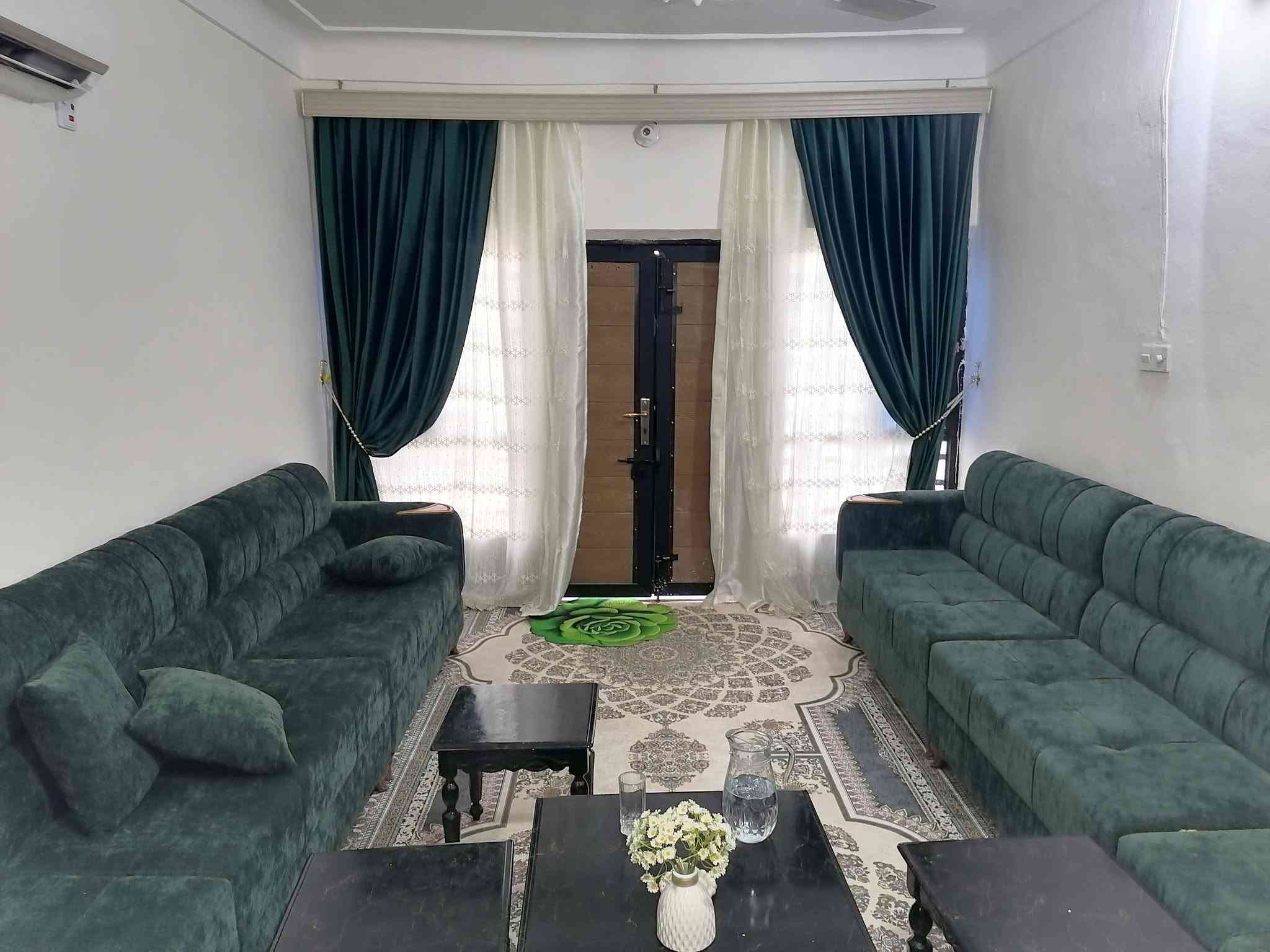 السلام عليكم بيت للبيع حي المعلمين منطقة الالبان الشارع الرأيسي خلف المنتزه ريس تايم طابو صرف مساحة ١٢٠ م  +طارمة ٨×٦ يعني اتصير المساحة ١٨٠ م كونكريت طابقين الأرضي ديوانية وصالة وغرفتين وصحيات الطابق الثاني ٣غرف+صحيان +مطبخ البيت يباع معة الاثاث السعر ١٧٥ للاستفسار ***********
