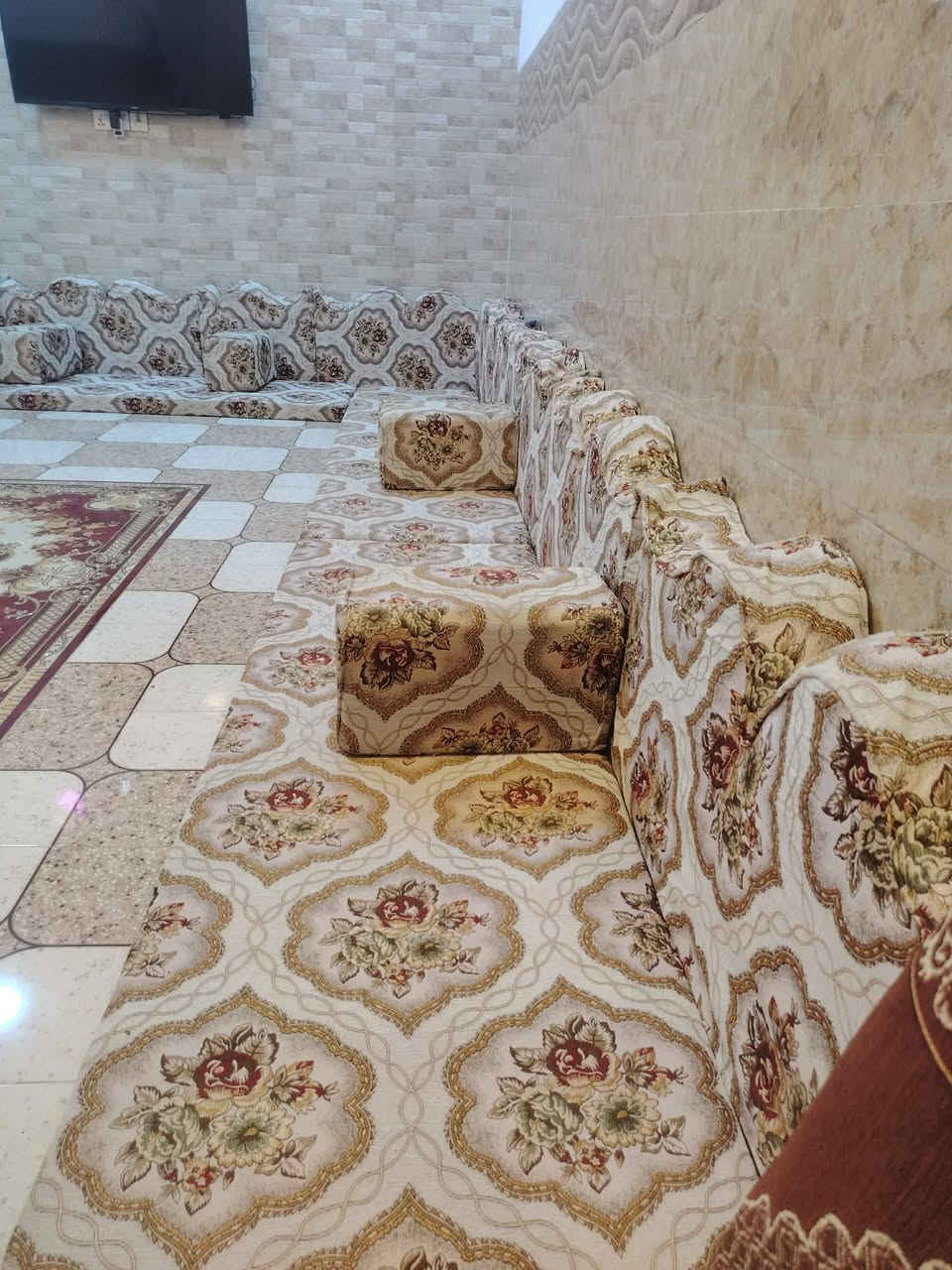السلام عليكم
جلسه عربيه 11/5متر ونص ونضيف جدا الشراي يتصل علي رقم ***********
