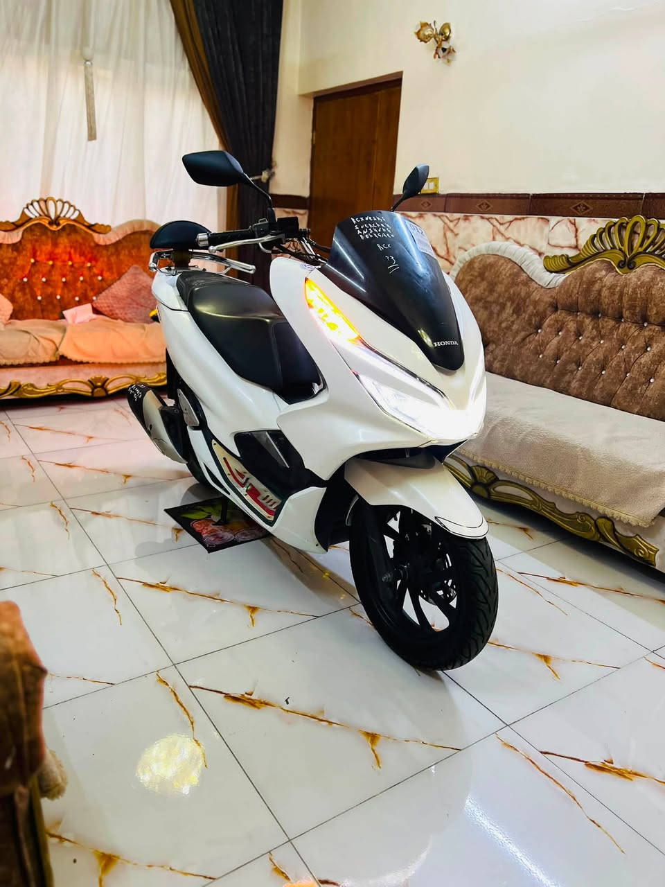 السلام عليكم دراجه pcx جيل الثالث ياباني  مكينه 150  دراجه مكفوله كفاله عامه مال رمبه حساس ازدحام حساس ستان تتدفئة بل يدات لد أمام لد خلفي مكينه برغي ممفتوح بيه شلعه معدل فول مال جناي دراجه تتعب تكول جديده ماشيه 27 حقيقي على ايدي كتلوكات الرمبه بيه السعر مليون 950 وبيه مجال العنوان بغداد الهاتف *********** اتصل وبيك خير ودلل
