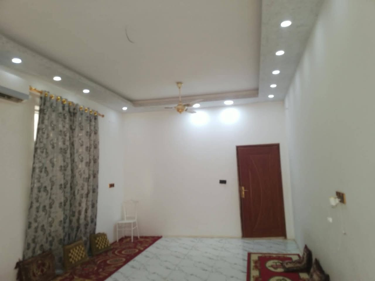 السلام عليكم للبيع بيت طابو زراعي سند 25 مداور المكان حي منصور ع نزلت الشهيد ماهر قرب بيت سلمان الكيم 3غرف وصاله ومطبخ وحمامات الاساس صب كونكريت بناء طابوك الارضيه بورسلاين الصطح عكاده وحديقه البيت ركن المساحه 500 متر *********** بي واتساب
