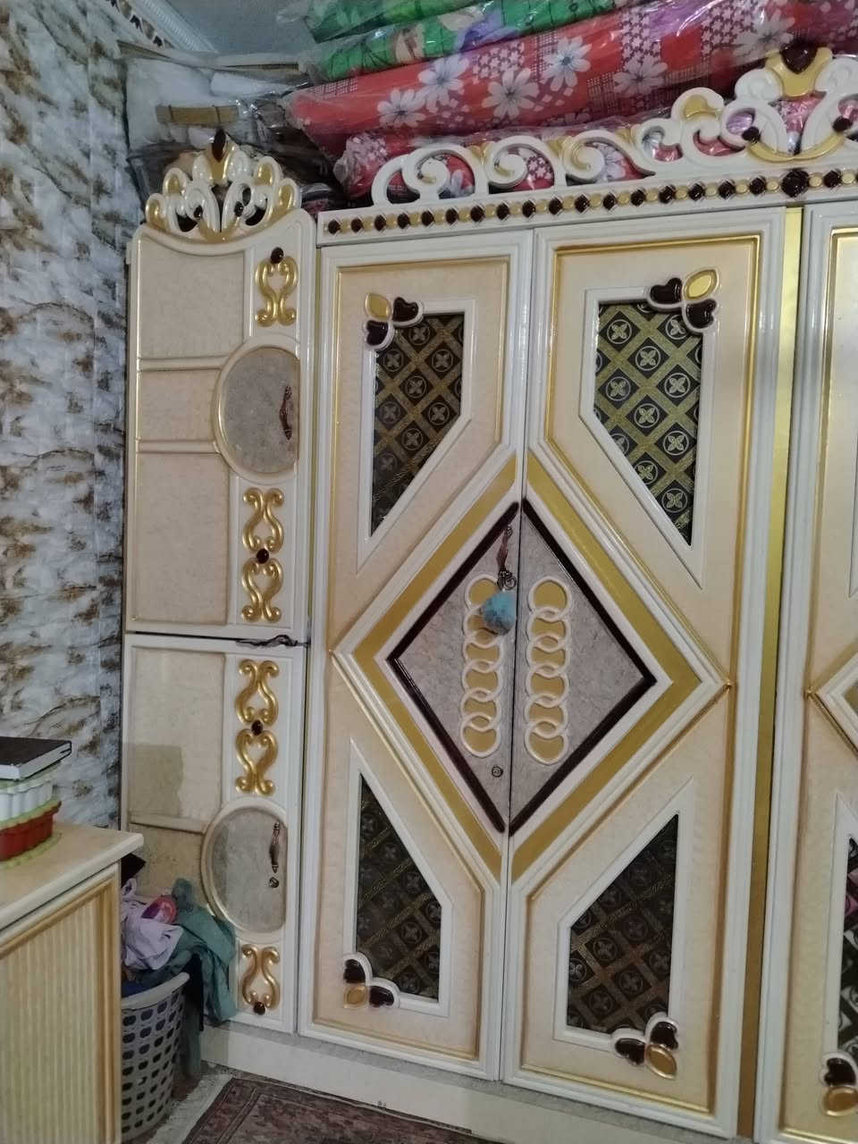السلام عليكم 
غرفه للبيع مكفوله من الشخط  مستخدمه قليل جداا  
الكنتور 6 خانات  تفصال الغرفه وخشب زين مشتريها ب مليونين و 150  اريدها ب 900 قفل مكاني الغراف 
هذه رقمي ***********
