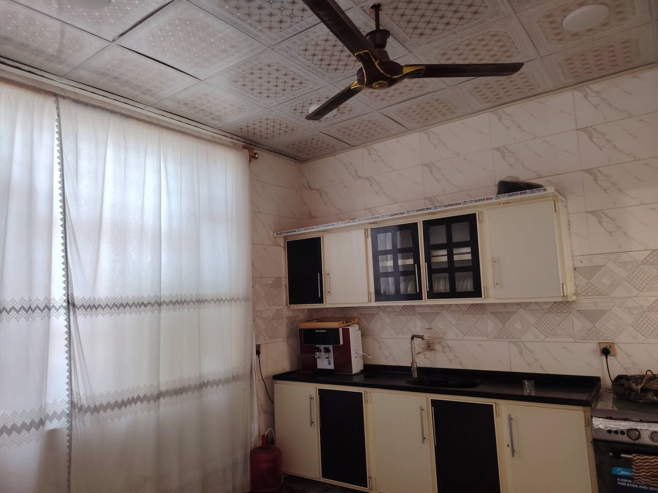 من رخصت الادمن المحترم بيت 180 متر طابقين الجوه كامل غرفتين صاله كبيره استقبال مطبخ خدمات اما الطابق الثاني بي نواقص السقف مال طابق الثاني سندويج ويراد ترتيب البيت موقعه حلو المسيب خلف شيش الحاج فاضل الغانمي مقابل البانزيخانه الميقات السعر 65 وبي مجال قليل ***********
