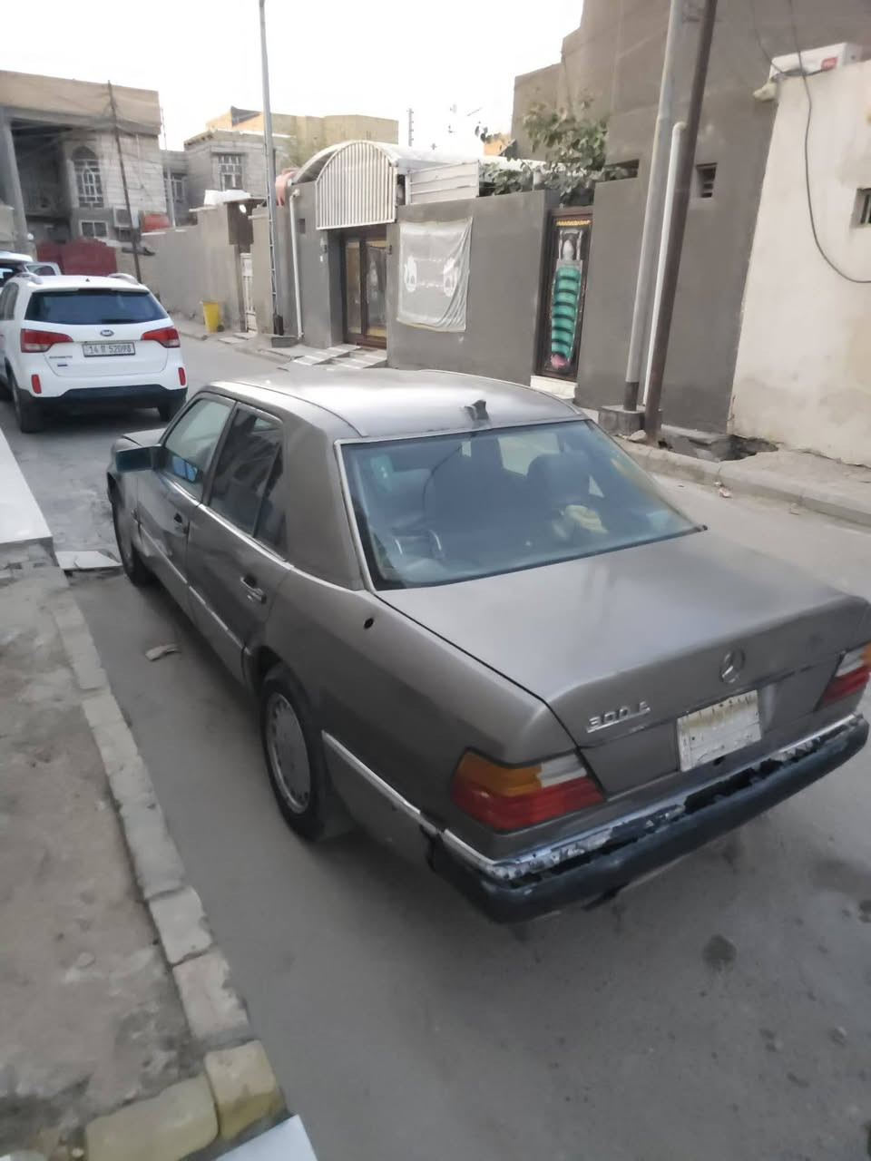 سلام عليكم مارسدس دب مديل 1991 لبيع السعر 30 وبيها مجال سيارة يراتلها ترتيب دعميات ثنين دواخل حلوه والمكينه بيها بدايه ضعف كير نعمه وحداديه نعمه السيارة حلوه والبرنكيت مسوينه  اتصال فقط على رقم *********** العنوان ناصريه سوك شيوخ
