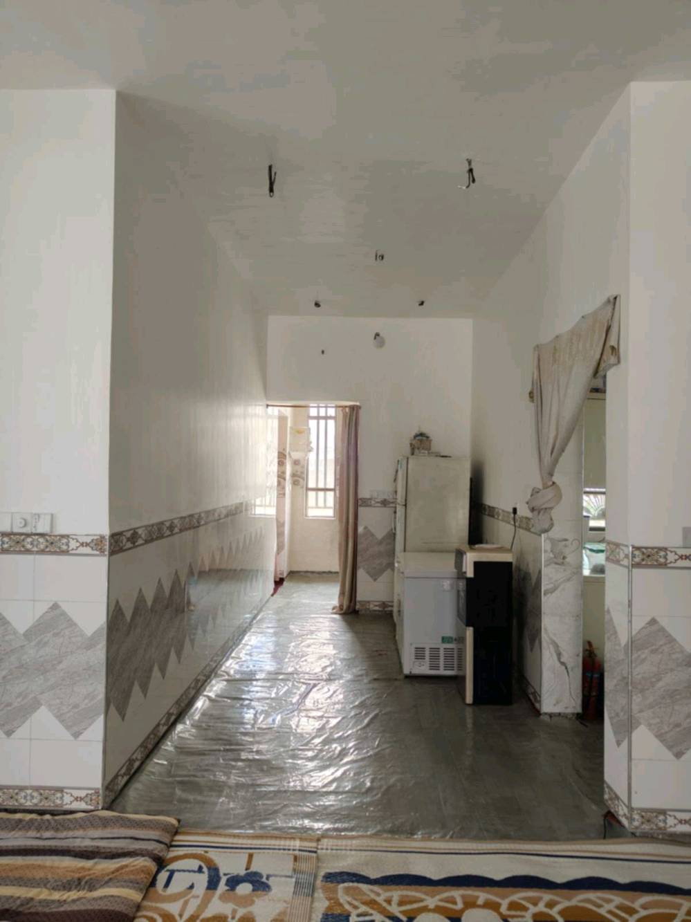 🏡 بيت للبيع في كربلاء – طريق بغداد

💰 السعر: 190 مليون قابل للتفاوض
🔄 يرهم مراوس مع فرق

📍 الموقع: كربلاء – طريق بغداد، عامود 60، خلف كلية الصيدلة، مقابل جامعة الزهراء (ع) ومعهد التوحد، سايد المشاية والزوار.
📌 يبعد عن الإمام الحسين (ع) حوالي 5 كم، وقرابة 10 دقائق بالسيارة.
📌 البيت داخل فرع، نزال حوالي 900 متر عن شارع بغداد الرئيسي السريع.

📐 المساحة: 500 م²
📜 نوع السند: طابو زراعي سند 25، مع إقرار محكمة من صاحب الأرض.

🏠 تفاصيل المنزل:
• مساحة البناء 200 م²
• الطابق الأول: غرفتا نوم، استقبال، صالة كبيرة، مطبخ كبير، صحيات وممرات حول البيت
• الطابق الثاني: غرفة نوم مع صحيات
• ماء وكهرباء وخدمات كاملة
• منطقة هادئة جداً
• كراج واسع
• حدائق أمامية وخلفية مزروعة بأشجار الحمضيات ومختلف أنواع الفواكه والخضروات
• 4 نخلات كبيرة
• 6 فسائل نخيل من أنواع نادرة جداً
• 9 عروش عنب من أنواع نادرة

📞 للتواصل: خاص أو واتساب
***********