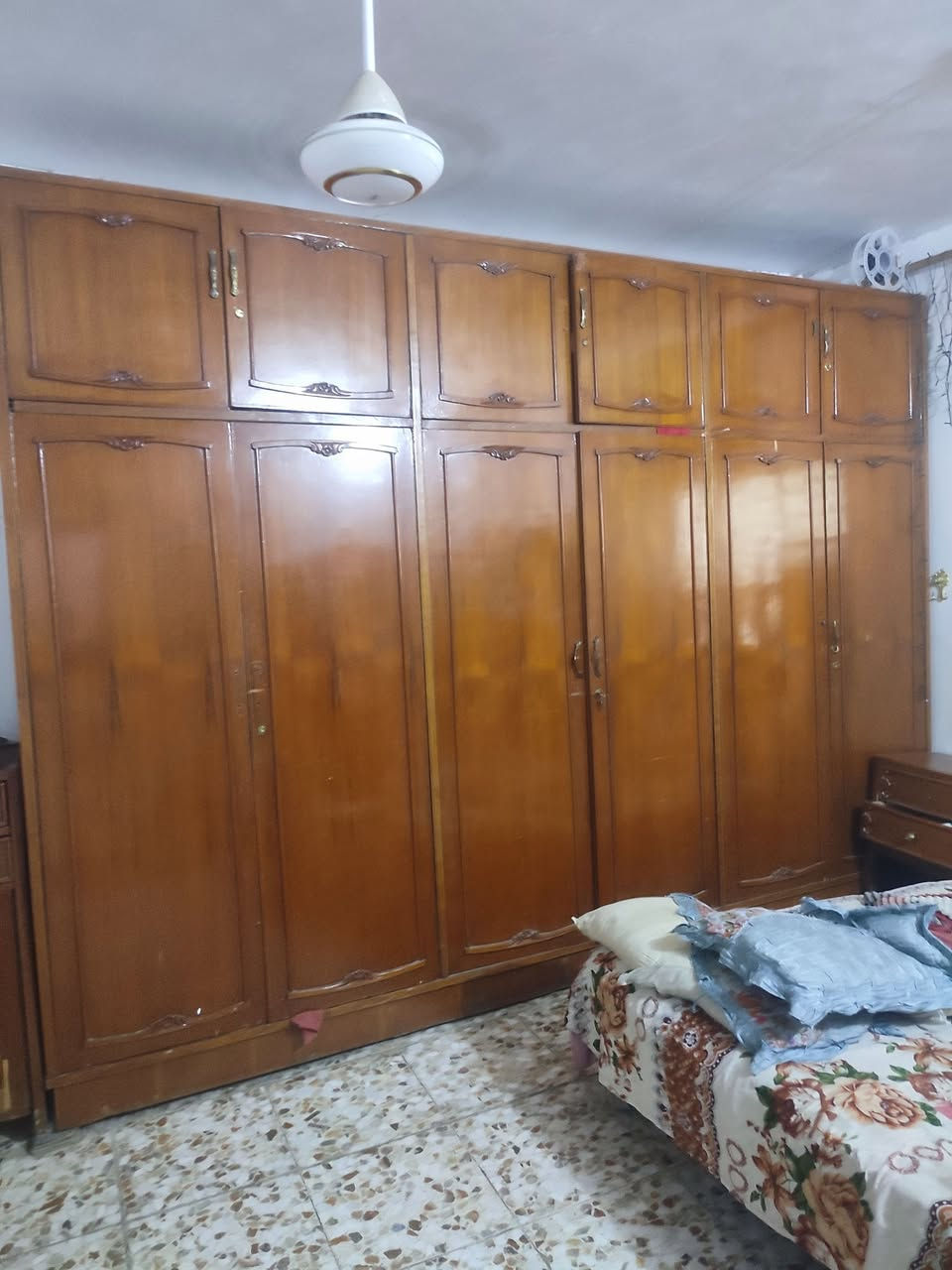 مكلف بلنشر غرفه ام ٦ابواب ملحق صاج ب١٧٥ الف وبيه مجال كنتور مالته كلش نظيف مكانه حصوه وهذا رقم ***********

