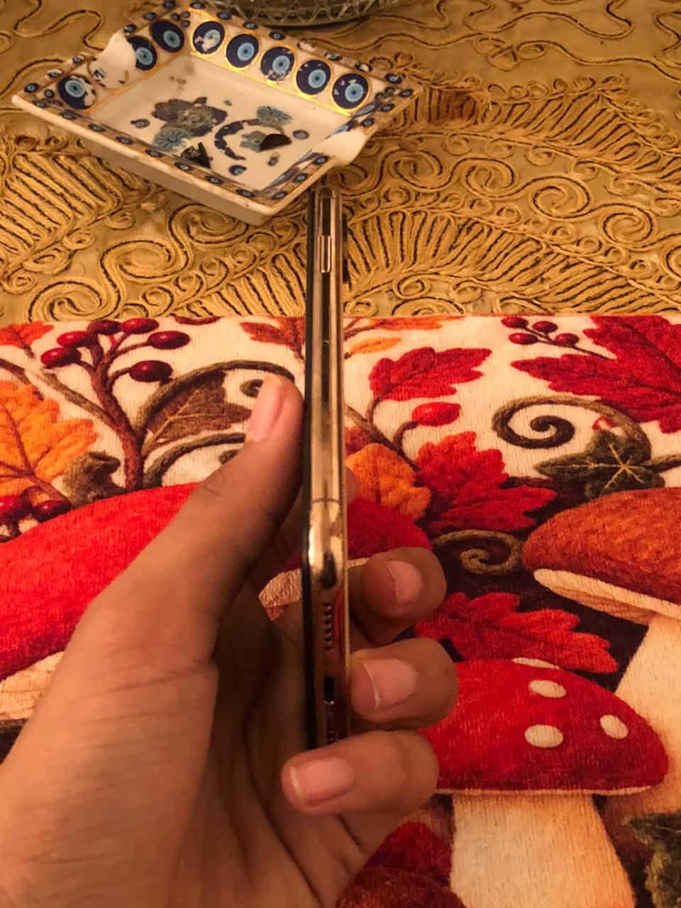 للبيع جهاز iPhone XS بحالة شغال وبسعر اقتصادي مناسب للاستخدام اليومي أو كجهاز ثاني.
المواصفات والحالة:
 الذاكرة: 64 جيجابايت.
 البطارية: مستبدلة جديدة.
 Face ID: متوقف (لا يعمل).
 الظهر: فيه كسر (واضح بالصور).
 الحالة العامة: الجهاز شغال ونازل منه كل شيء تمام.
💰 السعر: 90,000 دينار عراقي.
📍 المكان: بغداد - زيونة.
🚫 التوصيل: لا يوجد توصيل (استلام مباشر من المكان).
للتواصل والاستفسار، يرجى المراسلة على الخاص

نص مكتوب في الصور:
- ٨:٤٤
- رجوع
- حول
- الاسم
- إصدار iOS
- اسم الطراز
- رقم الطراز
- الرقم التسلسلي
- < iPhone ❤️
- < 18.7.10
- iPhone Xs
- MTAJ2LL/A
- G0NCM643KPFR
- انتهت صلاحية التغطية
- الأغاني
- الفيديوهات
- الصور
- التطبيقات
- السعة
- متوفرة
- ٣٦
- ٨٢
- ٢٦
- ٦٤ غ.ب.
- ٣٠,١ غ.ب.
- ٨:٤٤ الإعدادات خلوي متوقف البطارية عام تسهيلات الاستخدام الاستعداد البحث الشاشة الرئيسية ومكتبة التطبيقات الكاميرا خلفية الشاشة شاشة العرض والإضاءة مركز التحكم Siri الإشعارات الأصوات والحس اللمسي التركيز
- البطارية
- حالة البطارية والشحن
- رسالة مهمة حول البطارية
- غير قادر على التحقق من أن هذا ال iPhone يحتوي على بطارية أصلية من Apple. قد لا تكون التفاصيل الواردة من هذه البطارية دقيقة.
- لمعرفة المزيد
- الحد الأقصى للقدرة
- %١٠٠
- هذا قياس لقدرة البطارية مقارنة بقدرتها عندما كانت جديدة. قد تتسبب القدرة المنخفضة بتقليل ساعات الاستخدام بين عملية الشحن والأخرى.
- أقصى قدرة للأداء
- ال iPhone غير قادر على تحديد عمر البطارية.
- شحن البطارية المحسن
- للحد من استنزاف عمر البطارية، يتعلم ال iPhone من عادات الشحن اليومية، بحيث ينتظر ولا يتجاوز ٨٠٪ حتى يحين موعد حاجتك إلى استخدامه.
- حول القطع والخدمة تجمع Apple سجل تاريخ القطع والخدمة، ويعرض السجل معلومات عن هذا الـ iPhone وحالته وتفاصيل إصلاحه. معرفة المزيد... سجل تاريخ الخدمة البطارية بصمة الوجه غير معروف مشكلة