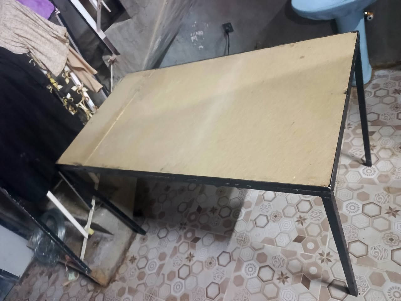 ميز للبيع متر ونص في 85عرض***********

