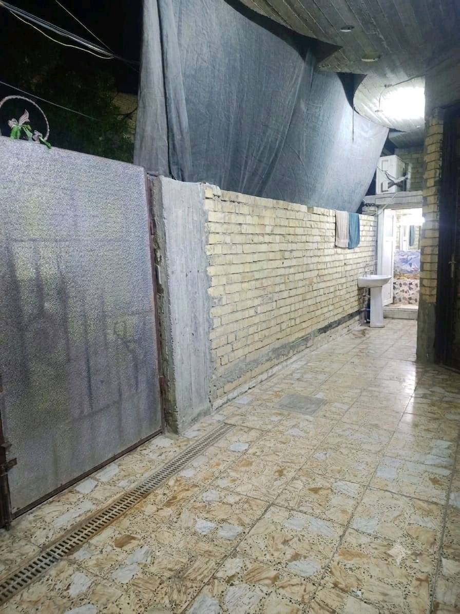السلام عليكم بيت للبيع المساحة 110 الواجهة10 والنزال11 الطابق الأرضي يتكون من غرفة نوم وصالة واستقبال ومطبخ حار ومطبخ بارد وحمام الطابق الأول يتكون من ٣ غرف وصالة  وحمامات الطابق الثاني يتكون من بيتونه وسطح العنوان بغداد البلديات زراعي ضياء الحلفي مدخل بنزين خانه السعر مناسب جدا جدا *********** راسلني وتساب
