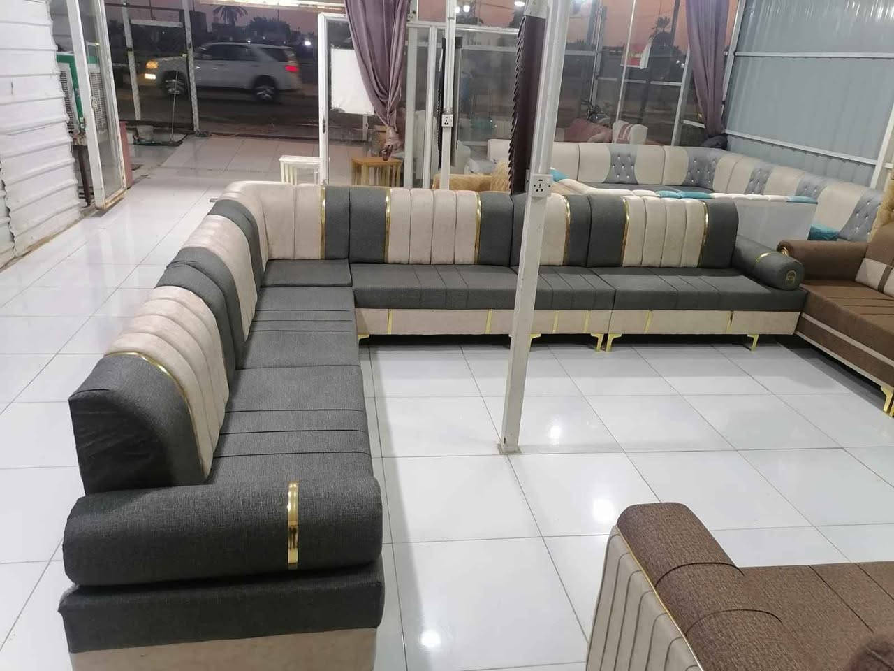 ديوان يشغل مسافة سبع امتار ع شكل حرف L متوفر اكثر من موديل أشتغل ع المتر العنوان العزه القديمه قرب التارتان ع الدجيلي للأستفسار  *********** واتساب دهل اوران, واسط
