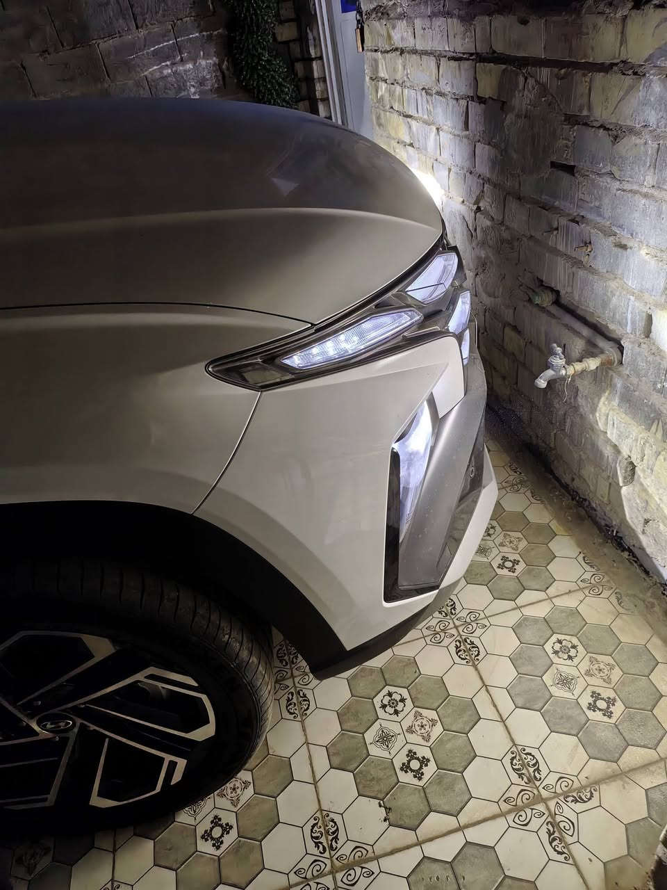السلام عليكم
🌺هونداي توسان 2027 الشكل الجديد كلياً🌺

🚗 السيارة خاضعة لضمان 
♻️ ضمان 3 سنوات او 60,000Km
🔥 المقدمة من الاولى موتورز

‼️ مرقم بغداد‼️

العداد/ 450كيلو

اليكم التفاصيل الآتية:

🔘 خليجي 
🔘 زيرو
🔘 الموديل 2027
🔘 سعة المحرك 2.0L 
🔘 مرتبط بناقل حركة أوتو 6 نمر
🔘 يبلغ عزم الدوران 192 نيوتن/متر
🔘 عدد AIR BAG 2
🔘 حساسات أمامية 
🔘 حساسات خلفية
🔘 لايت زينون + LED
🔘 كشافات 
🔘 بك لايت LED
🔘 جنطة كهرباء ❗️❕
🔘 مفتاح التشغيل بصمة
🔘 تشغيل عن بعد  
🔘 دشبول شاشة متصل ❗️❕
🔘 شاشة (Apple Car play - Android Auto)
🔘 كاميرا دوارة
🔘 حركة المقاعد الأمامية كهرباء
🔘 تتسع المقصورة ل 5 ركاب
🔘 مثبت السرعة Cruise
🔘 المودات والأوامر الصوتية
🔘 أوضاع القيادة  Drive Mode 
🔘 فحص أنظمة السيارة 
🔘 حساسات ضغط اطارات 
🔘 مقود جلد حياكة
🔘 قطعتين تبريد
🔘 هاند بريك بصمة 
🔘 اشارة في المرايا الجانبية
🔘 ويل كب 19
🔘 4 دسك
🔘 اريل نفكيتر 
‏🔘 ABS 
🔘 أوتو هولد - Auto Hold
🔘ايزوفكس - ISOFEX
🔘 نظام مانع الانزلاق
🔘 نظام نزول المنحدرات
🔘 منفذ الطاقة 12v
‏🔘 Bluetooth - USB - Type C
🔘 شاحن هاتف Wairlees
🔘 ماسحة خلفية
🔘 بردات أبواب خلفية
🔘 بردة خلفية  
🔘 قبضات أبواب من الألمنيوم
🔘 تطعيم الدواخل ألمنيوم و النيكل

🔺 أبعاد السيارة 🔺

📏 الطول 463 cm
📏 العرض 187 cm
📏 الارتفاع 167 cm

للتواصل /*********** اتصال أو واتساب

العنوان /بابل الحصوة الحولي
