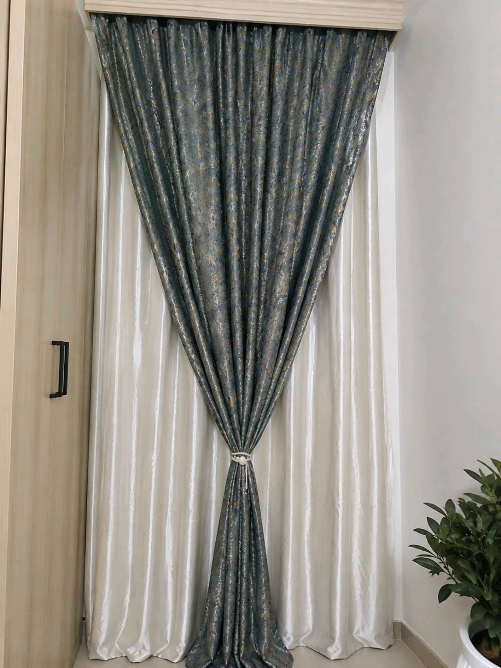 برده عدد 2 قطعتين 
طول 270 عرض 2m
2 بسعر 40 الف
تواصل ***********