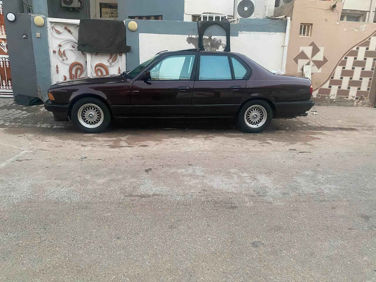 السلام عليكم 740 موديل 93 رقم بغداد باسمي فول دبل جكمجه دبل ايرباك دبل جام جام كهربائي كشنات كهرباء بردات اصل جنطه شفط سلايد روف تبريد كير تمساح تخم تاير السياره معروفه مواصفاتها بيع او مراوس مكاني نجف ***********
