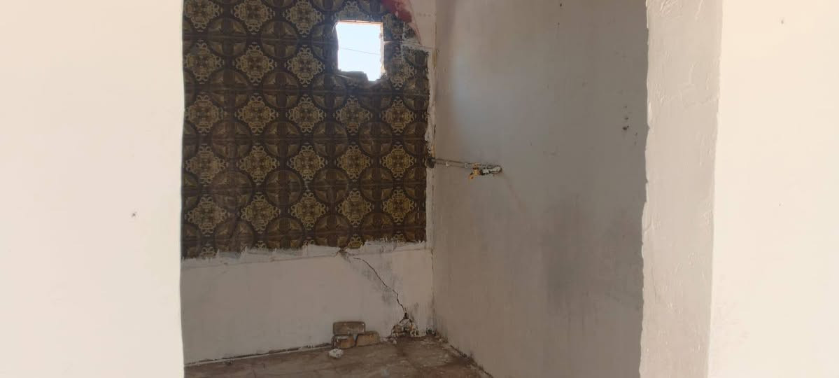 سلام عليكم بيت تجاوز بالتظحيه تدخله على شارع العياده مساحة 150بي غرفه وصاله ومطبخ وحمام داخلي الأرضية سيراميك الجدار بياض كهرباء ماي سعره 9وبي مجال لشراي تواصل واتساب اتصال ‏‪***********‬‏
