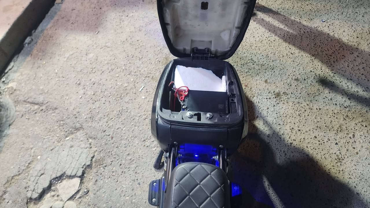 دراجة شحن R9 للبيع مبدله بطاريات جديده قبل اسبوع غراضها كلها كامله و دراجه نظيفه وبيها سماعات بلوتوث رايدها ب 400 الف و بيها مجال بسيط 
اتصال فقط ***********
