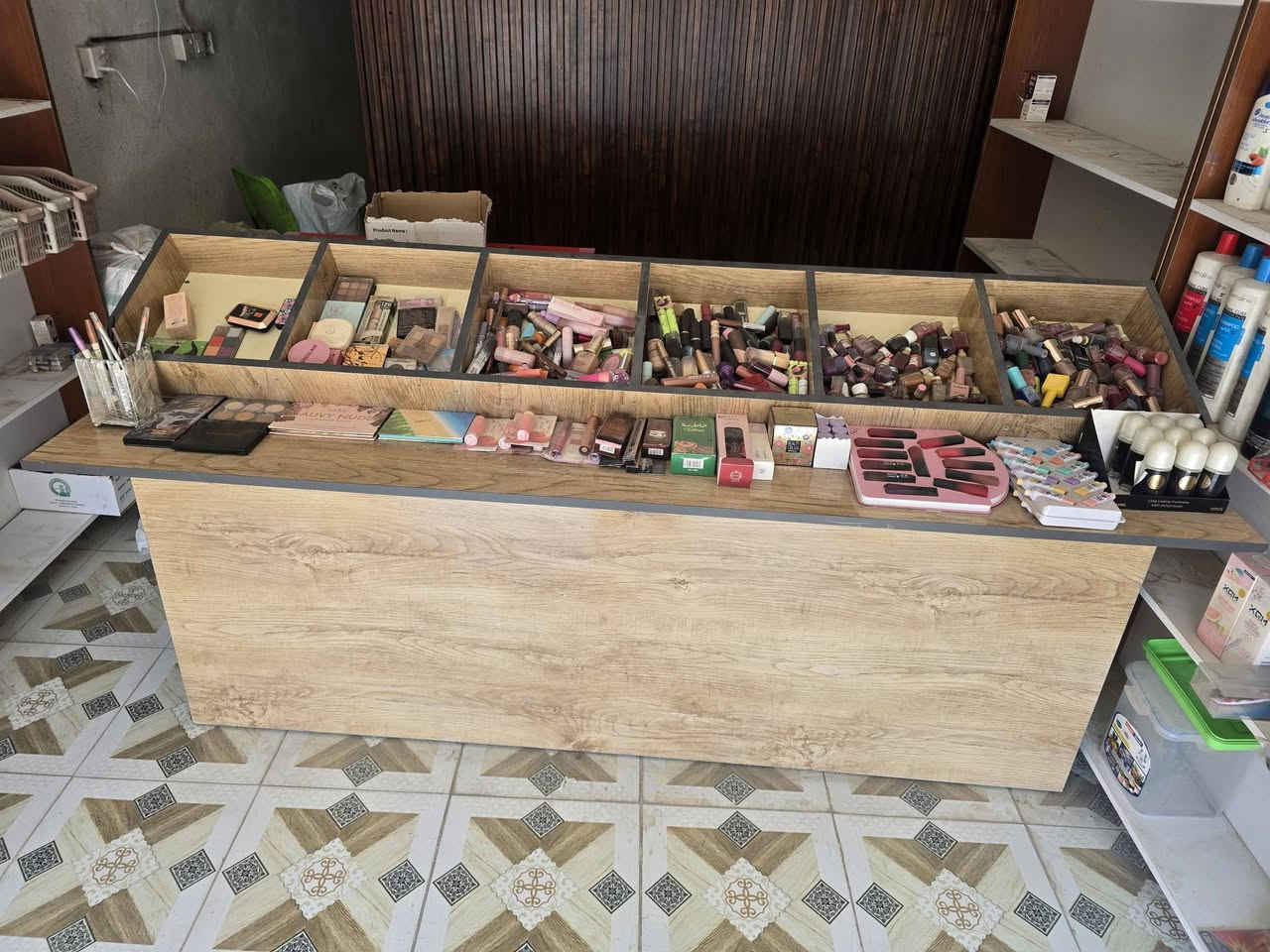 غراض مستخدمه ونضيفه كلش للبيع
قاطع وبوب المنيوم ٢
كراسي ثلاثي حديد وجلد
بديل الخشب ديكور 
ميز عرض مكياج اكسسوارات اي محل يرهم 
عارضه تعليك ترهم محل كوزمتك اكسسوارات محل موبايل 
وهذا رقمي ***********
