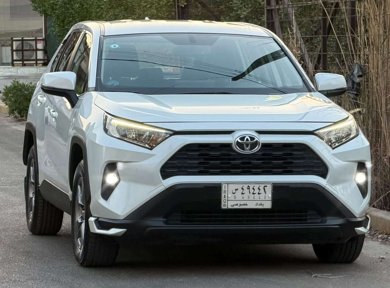 السلام عليكم 
راف فور 2023 خليجي رقم بغداد من سنة الصنع لليوم عدنه على ايد شخص واحد  بانزين مكفولة كفالة عامة من الصبغ ولحادث وشخط
مغلفه ppf بل كامل السيارة 
السيارة جاهزة بدون نقص برغي بعدها بوضع الشركة بل عافية عل ياخذها ماشيه ٩٠ الف كيلو حقيقي
تراي زيرو 
مكينة وكير وصدر امامي خلفي جديد بوضع الشركه 
تخم تاير جديد انتاج ٢٦ 
داخلي بيجي ومدوشمه جلد مقاعد 
المواصفات 
بصمة تشغيل 
بصمة ابواب
كامرة خلفية 
حساس خلفي
حساس امامي مانع تصادم
مودات قيادة 
شاشة جبيرة تدعم كار بلي
قطعتين تبريد 
تبريد منفصل 
ويل كب 
فول تحكم ستيرن
لايتات led وزنون بلادي 
بك لايت led 
مري شفط
فور ويل 
وبعد بيها مواصفات 
مكاني بغداد حي الجهاد الشراي يتصل رقمي 
***********
***********
