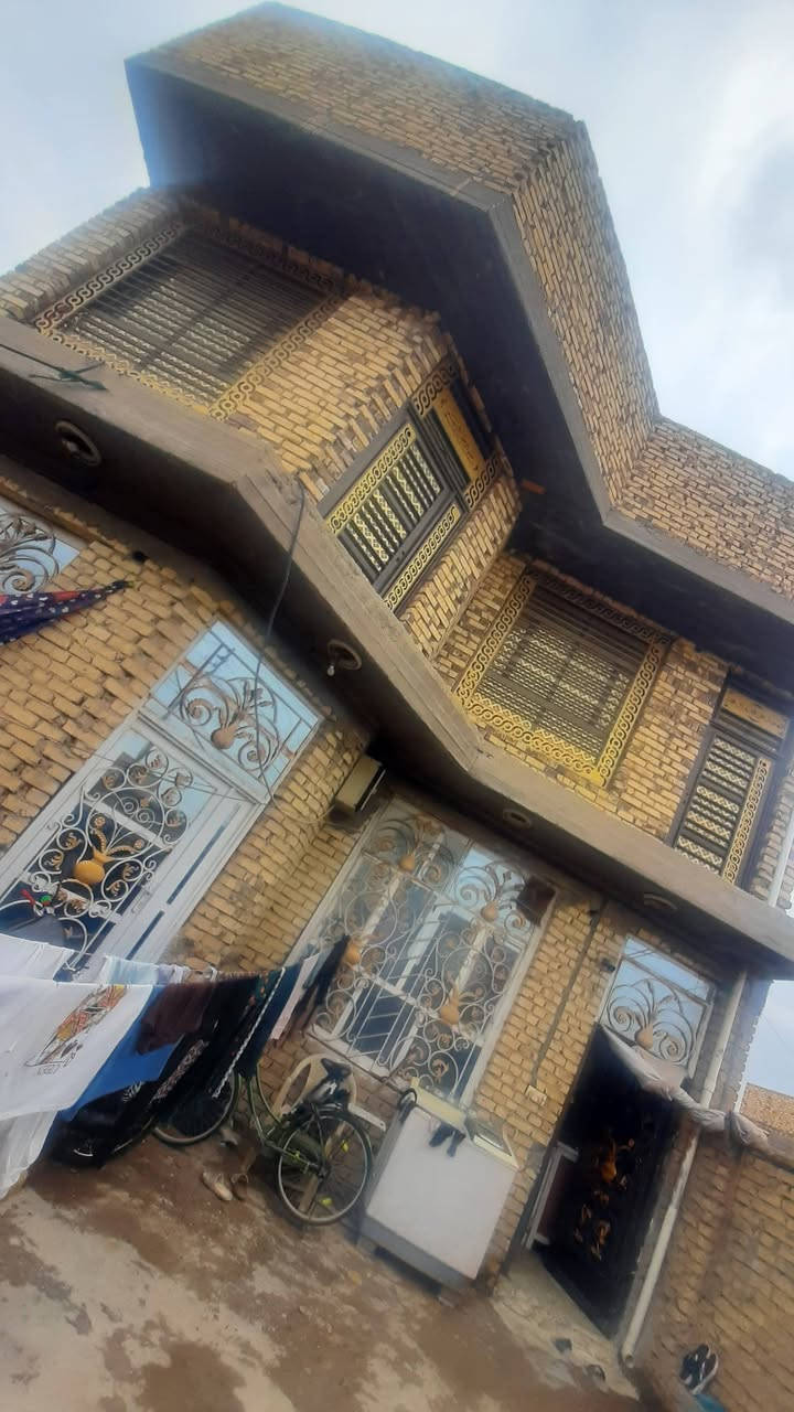 بيت للبيع 200متر طابقين الاول كامل وثاني هيكل يتكون من ست 6غرف نوم واستقبال وهول ومطبخ وصحيات داخل وخارج كراج حديقه عنوان ابو خستاوي شارع سيد علي ليربط بزوير يبعد عن تبليط 300متر السعر 110 وبي مجال ***********
