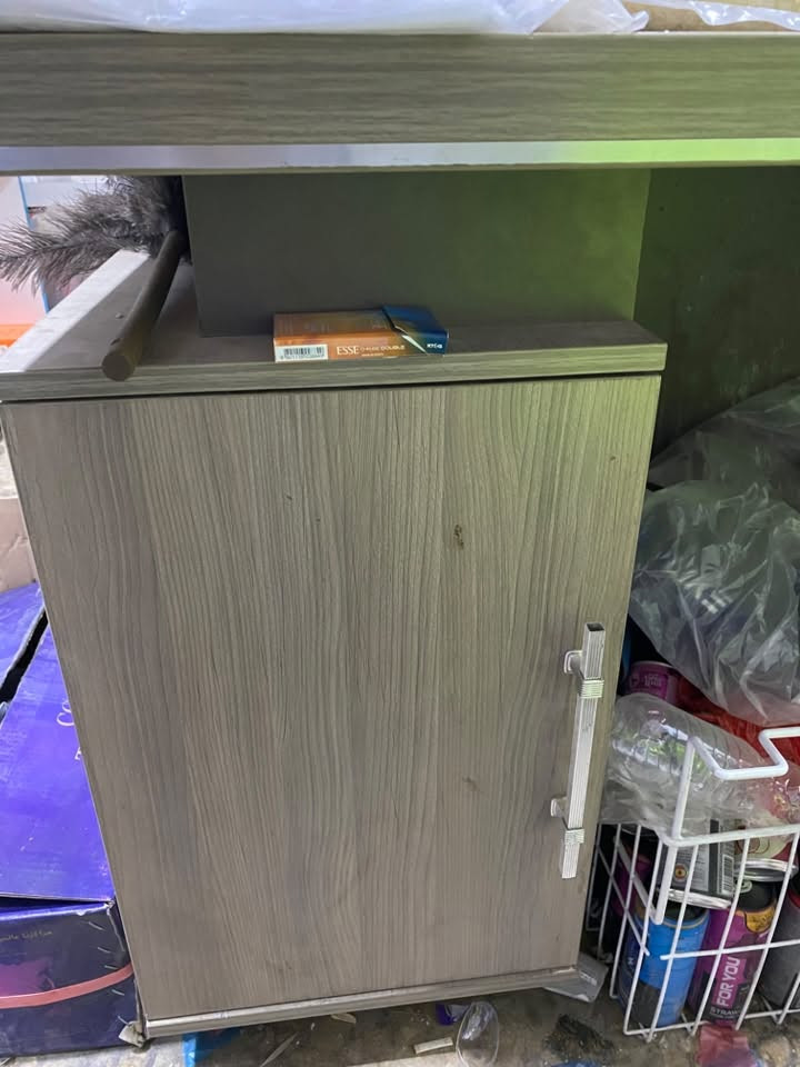 ميز مكتبي ثكيل مو خفيف ومابي ضرر فقط محتاج تنضيف..للبيع مكاني حله طهمازيه  وهذا رقمي 
***********
