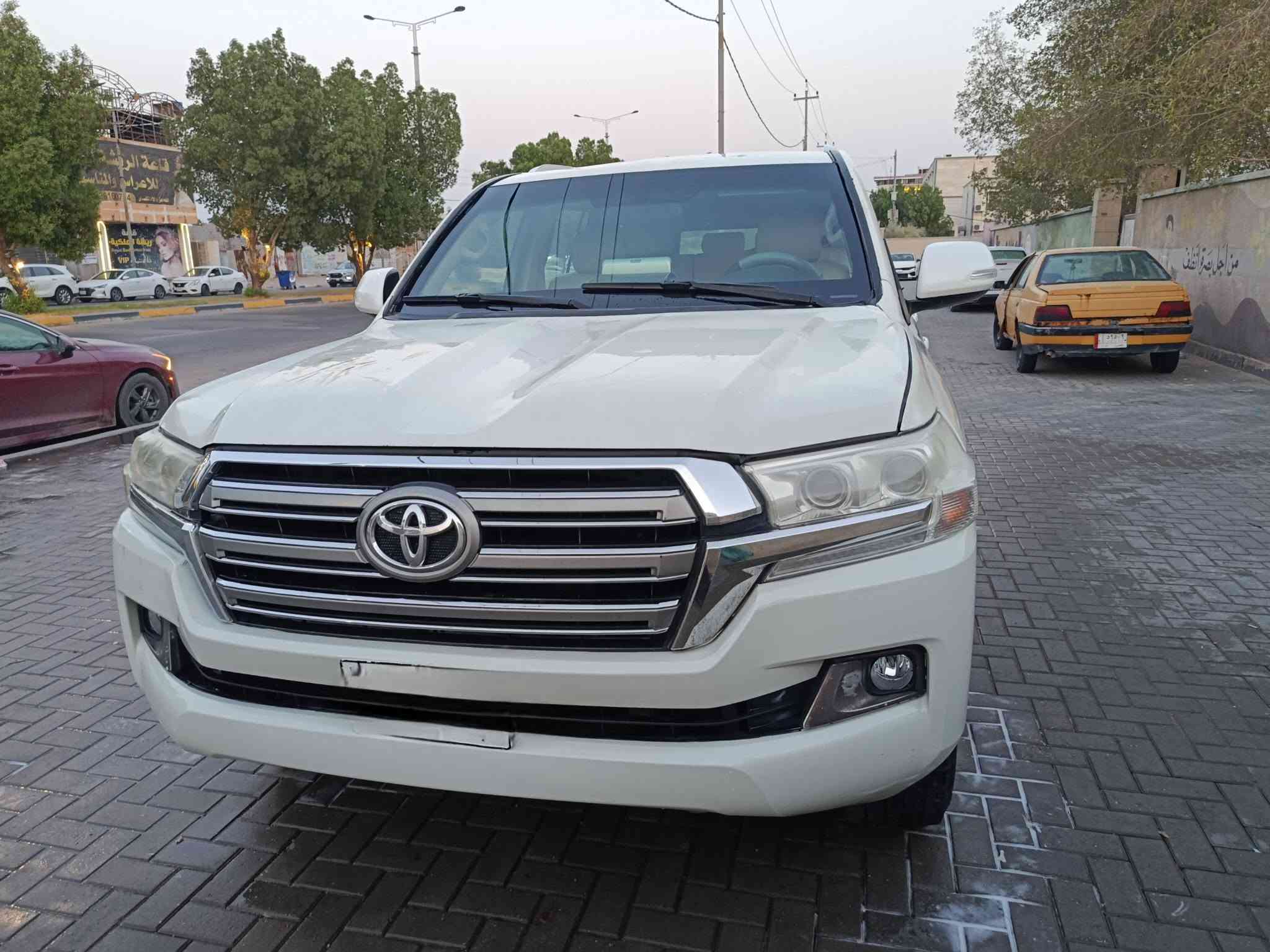 السلام عليكم 
لاندكروزر 2014 ديزل يعني كاز محدث 2020
كاملة 
تبريد 
محرك
كير
حدادية 
تخم تاير 
ويل جديد مع درع
السيارة شركات ...الرقم بغداد
مكلف بالنشر
إلي حاب يتواصل مع صاحب السيارة
***********
