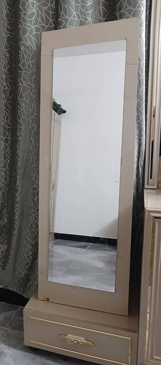 سلام عليكم غرفه تركي للبيع السعر 1600  وبيها مجال بصيط للتواصل والستفسار الرقم ***********
