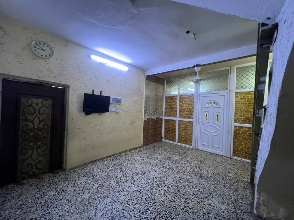 بيت للبيع مساحة 80 متر بغداد الغزالية جرف الملح
يحتوي على ستقبال وحلوي مطبخ 

غرفتين وحمام كامل البيت لاستفسار ***********
