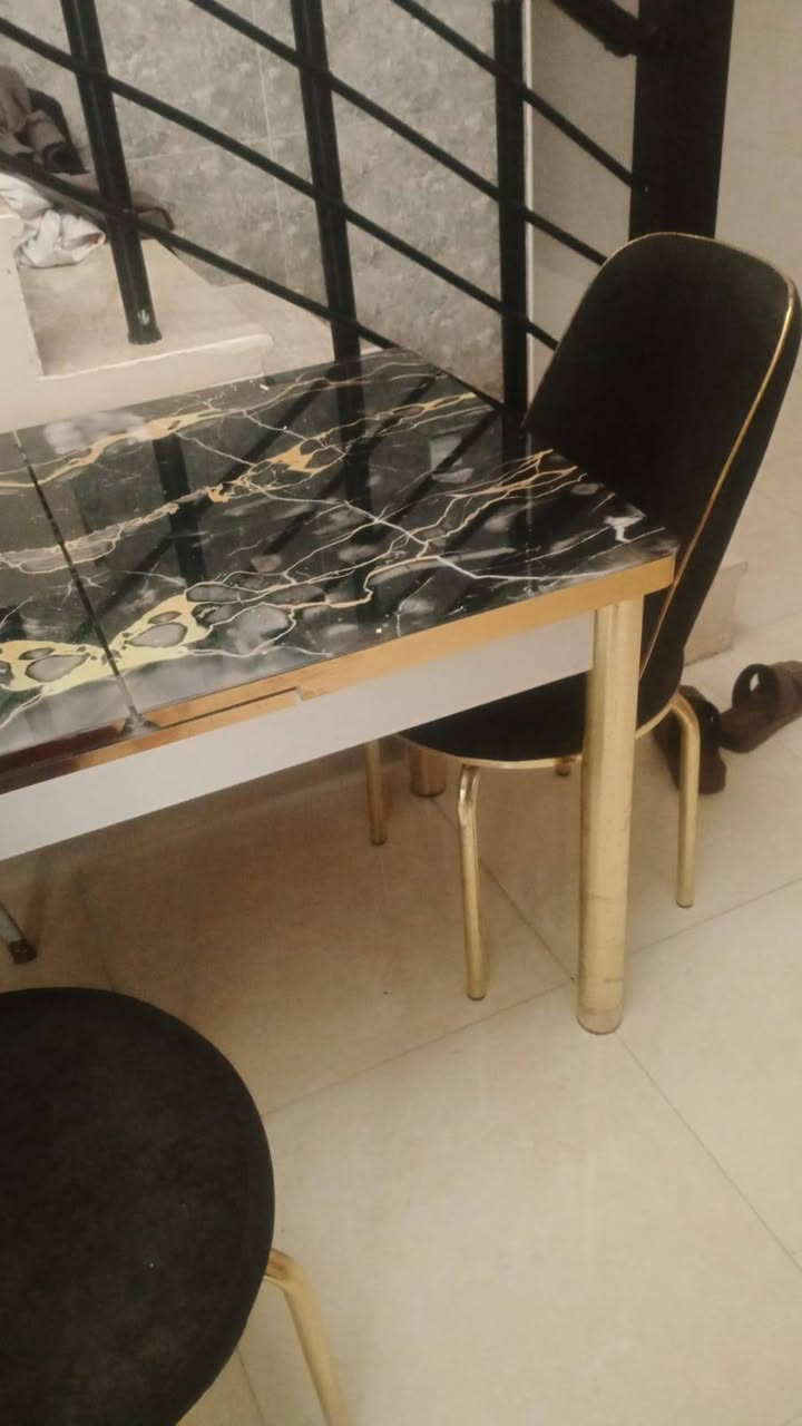 مجمدة • ميز طعام كبير
