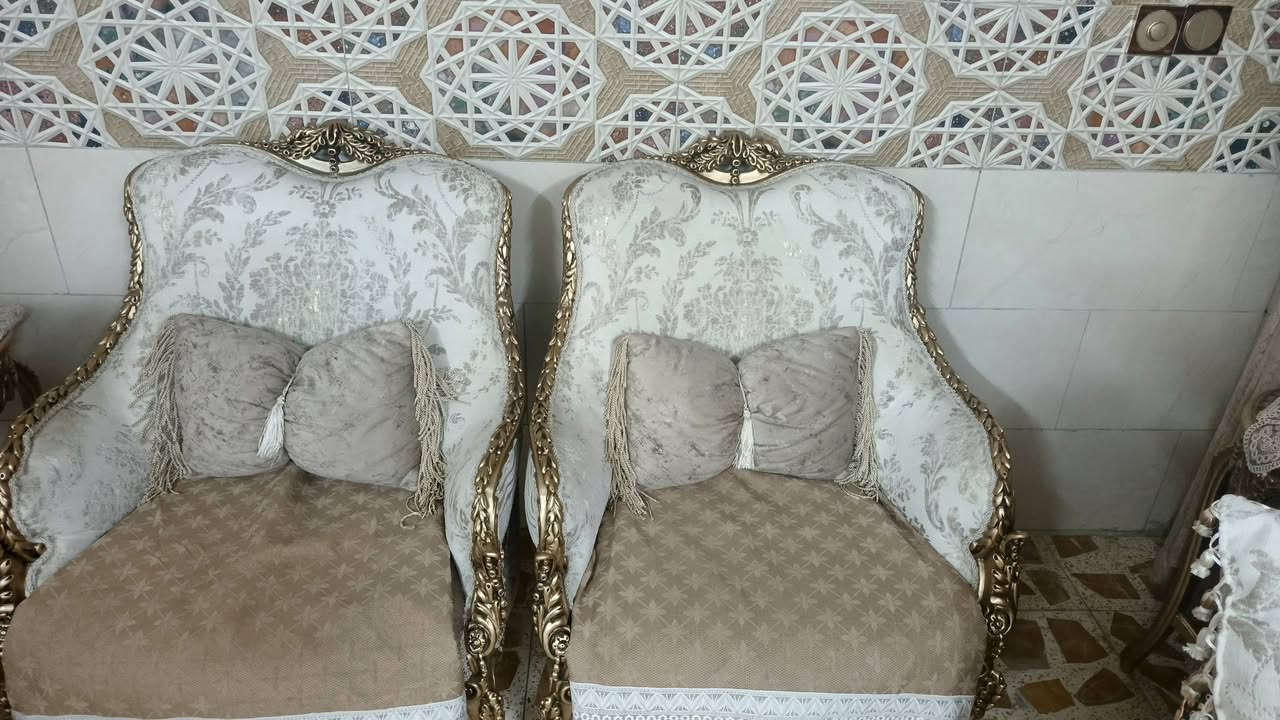 تخم مصري للبيع أربع كراسي و قنفتين وطبلات عدد ٣ مرمر  للاتصال ***********
