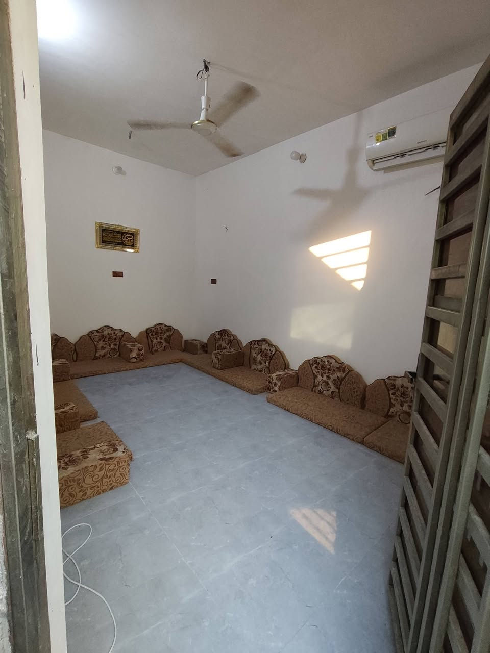 بيت زراعي للبيع مساحة 100 بناء بلوك كونكريت غرفة وصالة ومطبخ وصحيات وديوانية البيت كامل من كلشي كهرباء ثري فيز ماي بدون ماطور منطقة ال صحن قرب حسينية أهل البيت عمود ٤٦ بعد ١٠٠ متر عن الشارع العام سعره ٣٧ وبيه مجال *********** بيه واتساب
