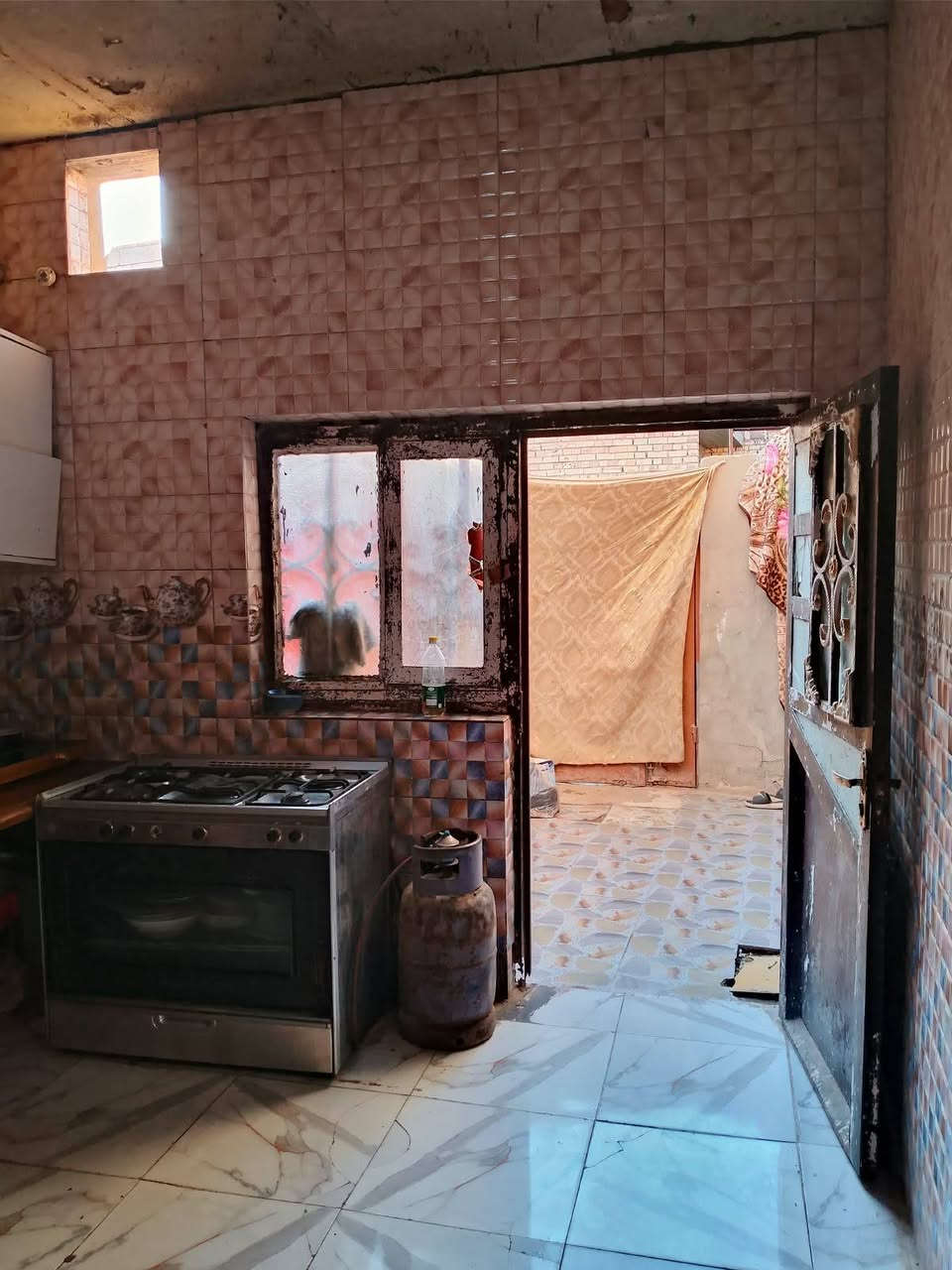 بيت للبيع 
بيت 100متر بس واقع حال 120البيت بي 3 غرف وستقبال ومطبخ على 3شوارع البيت عليه 3 مخارج الاستفسار خاص +واتسب البيت للبيع
***********
