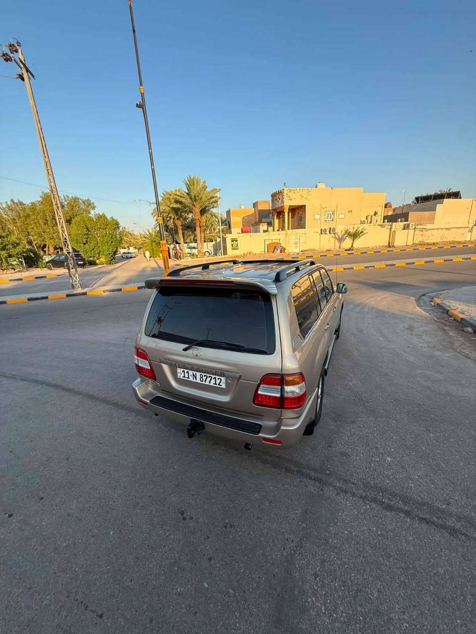 سلام عليكم لاندكروزر للبيع موديل 2003 فول مواصفات تخم تاير جديد تبريد كهربائيات كله شغال فتحه شاشه كامره ثلاث قطع تبريد 7 راكب ثلاجه كير مكينه حداديه كل جديد كير اوتوماتيك مكينه 6 سلندر فور ويل دفع رباعي شغال سياره جديده مكفولة بس صبغ جماليه رقم بغداد انجليزي باسمي سعر 155 وبيها مجال رقم الاستفسار ***********
