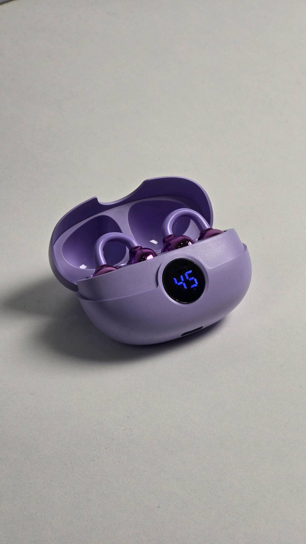 سماعة B23 TWS لاسلكية – Bluetooth 6.0
استمتع بتجربة صوت لاسلكية عملية مع سماعة B23 TWS بتقنية Wireless 6.0، التي توفر اتصالاً مستقراً وسريعاً مع الأجهزة المتوافقة. تتميز السماعة بتصميم مدمج وخفيف، مع علبة شحن مزودة بشاشة رقمية لعرض مستوى البطارية.
تدعم السماعة True Stereo للاستمتاع بصوت ستيريو واضح، كما يمكن استخدامها مع مختلف الأجهزة التي تعمل بأنظمة iOS وAndroid وWindows.
المواصفات:
تقنية الاتصال: Wireless 6.0
مدى الاتصال: حوالي 10 أمتار
بطارية السماعة: 30mAh
بطارية علبة الشحن: 200mAh
منفذ الشحن: Type-C
دخل الشحن: 5V / 1A
شاشة رقمية لعرض مستوى شحن العلبة
صوت True Stereo
متوافقة مع iOS / Android / Windows
تصميم لاسلكي مدمج وسهل الحمل
مناسبة لسماع الاغاني والموسيقى عليها
السعر /15 و توصيل مجاني
للطلب او استفسار عبر خاص او انستا Turab_Store او رقم ‎***********
توجد خدمة توصيل لجميع المحافظات