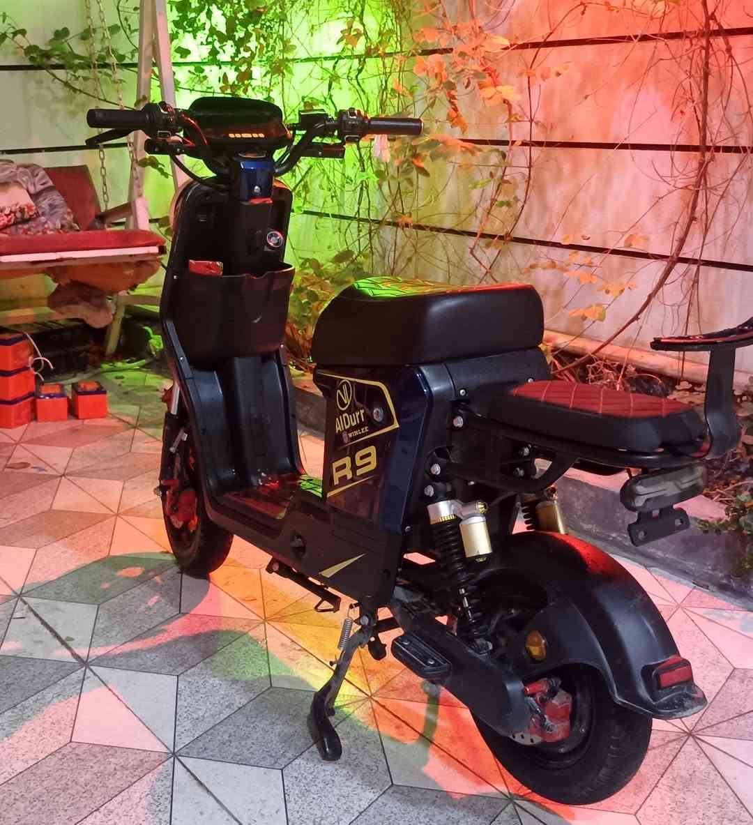 للبيع دراجه شحن ار تسعه 🔋⚡... استخدام 6 اشهر نضيفه نضافة نفس الي بل صوره دراجه بعده بل ضمان الي يشمل شاصي وضفيره وكهربائيات ... دراجه كلشيء شغال بيه وشادله عقل رياضي وملف 1500 واط فقط بطاريات منفوخه السعر... 275 و بيه مجال بسيط ... تواصل والاستفسار الرقم واتساب... ***********
