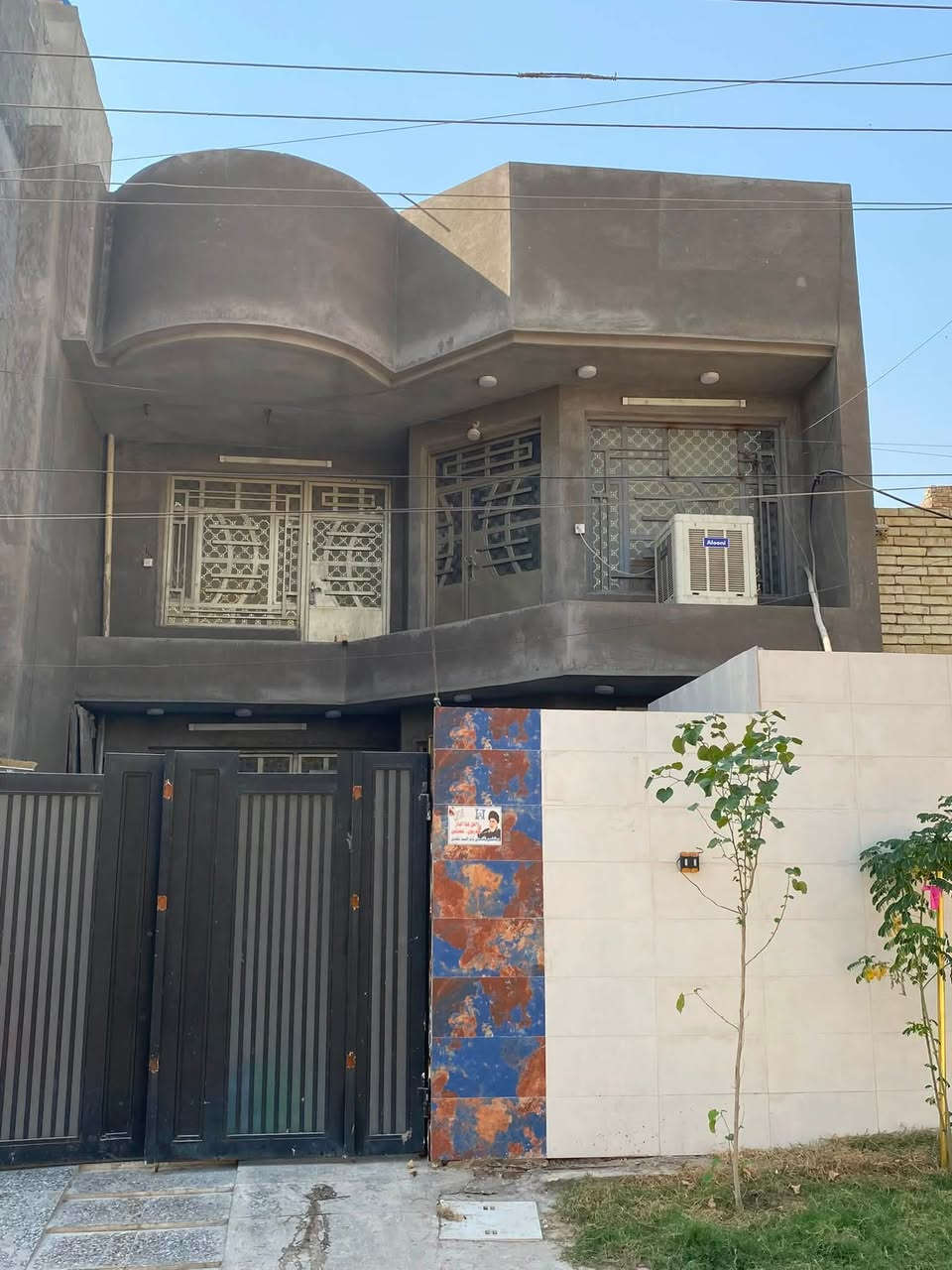 دار للبيع مساحة 150 واجهه 7.5 ونزال 20  يحتوي على استقبال ومطبخ وصالة كبيرة وغرفة نوم وصحيات ومناور ثنين الطابق الاول مرمر وسيراميك الطابق الثاني يحتوي على غرف عدد 3 وصاله وصحيات  الطابق الثالث يحتوي ع مخزن يصلح غرفه  بيت جديد بدون اي رطوبة كاشي جديد مالت الكراج طابق الثاني جديد الكاشي مالته جنس العقار طابو صرف في منطقة كفاءات العبيدي فرع مدارس بغداد الجديدة مقابل ابو مقتدى المختار  السعر 220 للاستفسار ***********
