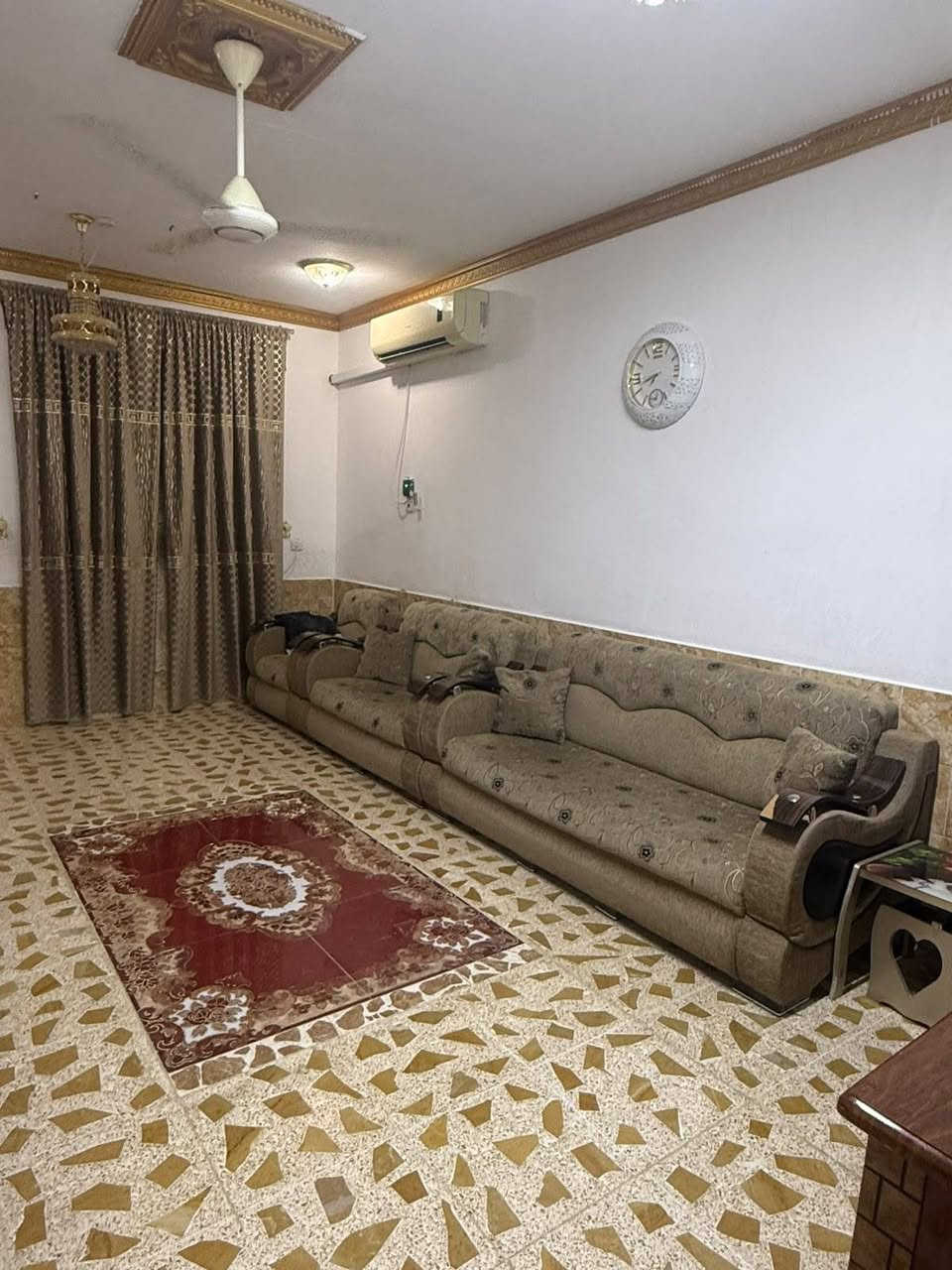 سلام عليكم غراض للبيع تفاصيل كلها موجوده عندك استفسار تواصل ويايه ع رقم *********** بي واتساب
القنفات ب250 وبيها مجال 
البوفيه 125 
الثريات الوحده ع  15 وبيها مجال واذا اثنينها ب25 
والغرفه كلها ب250( كنتور وجريابه بس تخت وكومديات وزاويا )
ميز تواليت وحد ب25 
وكنتور وحد 4 بوب ب75 
وتنور ب30 
المكيفات اثنين  الواحد ب100 شغاله 
والمبرده ب50
جربايه تريد صورها راسلني
