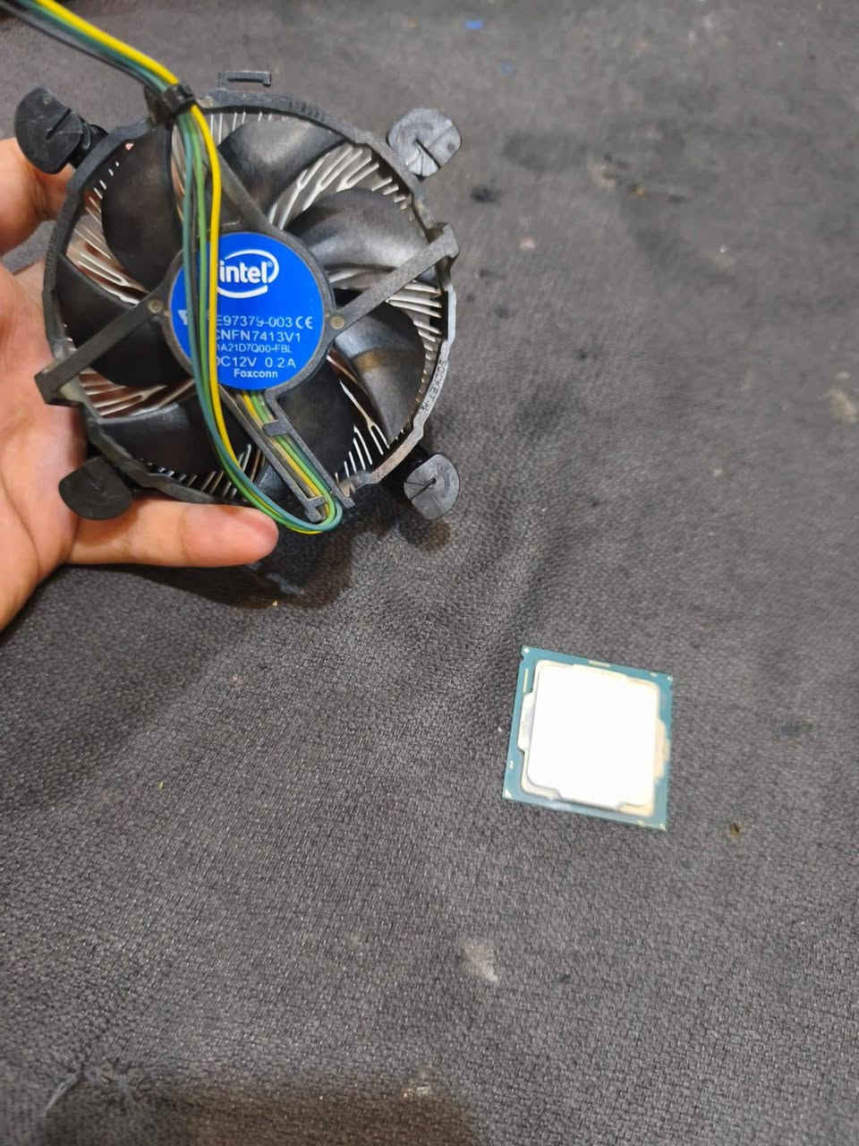 🔥 وحش الفئة الاقتصادية: معالج Core i5-8400 بحالة أخت الزيرو معالج + مبرد إنتل الأصلي هدية! 🔥
إذا تدور تجميعة اقتصادية وشغل مضمون بدون مصاريف زايدة، هذا العرض إلك!
المواصفات والضمان:
مبرد إنتل الأصلي (هدية ويا المعالج): يجيك وياه المبرد شد واستخدم فوراً بدون ما تشتري مبرد منفصل.
كرت شاشة مدمج (Intel UHD Graphics): تشغل بيه شاشة وتصفح وألعاب خفيفة فوراً بدون ما تحير بكارت خارجي كبداية.
الحالة والضمان: سليم 100%، نظيف جداً وخالي من أي مشاكل.
شرط الفحص: جيب المذربورد وياك وتعال افحص واقتنع بيدك قبل لا تدفع ولا دينار.
الأداء: 6 أنوية حقيقية تنطيك أداء ممتاز بالسعر هذا.
💰 السعر: 75 ألف دينار عراقي فقط (سعر قفل ومناسب جداً للقطع).
للتواصل ***********
🔥 وحش الفئة الاقتصادية: معالج Core i5-8400 بحالة أخت الزيرو معالج + مبرد إنتل الأصلي هدية! 🔥
