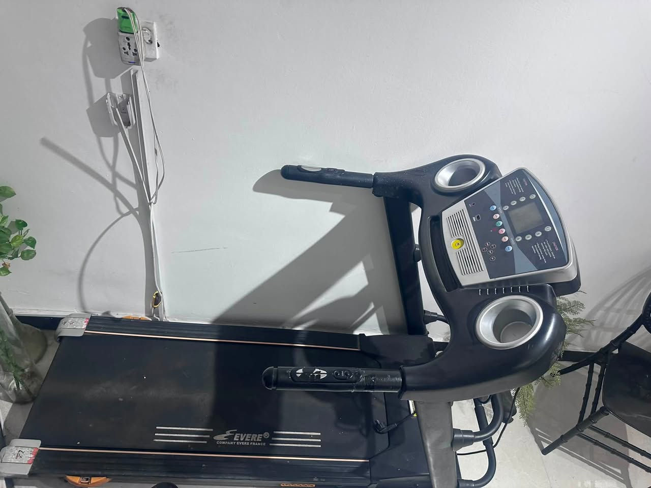 للبيع مستعجل بسعر 325 الف 🔥 جهاز المشي والهرولة كهربائي شركة  EVERE بحالة جيدة، مناسب للبيت أو للاستخدام الرياضي واللياقة البدنية.

عنواني بغداد / ***********
🔹 المواصفات والمميزات:

* جهاز مشي وهرولة كهربائي عملي وقوي.
* شاشة إلكترونية لمتابعة بيانات التمرين.
* عرض السرعة والمسافة والوقت والسعرات الحرارية.
* حساسات لقياس نبض القلب بالمقابض.
* سطح مشي واسع ومريح.
* نظام أمان للطوارئ.
* إمكانية الطي لتوفير المساحة.
* حاملات للقناني.
* لوحة تحكم تحتوي على وظائف متعددة.
* هيكل قوي وثابت.
* الجهاز مستعمل وتوجد عليه آثار استخدام طبيعية كما موضح بالصور.

📌 العلامة: EVERE
📌 الحالة: مستعمل
📌 الفحص والتجربة: متوفر قبل الشراء

الجهاز مثل ما موضح بالصور، والبيع للجادين فقط
