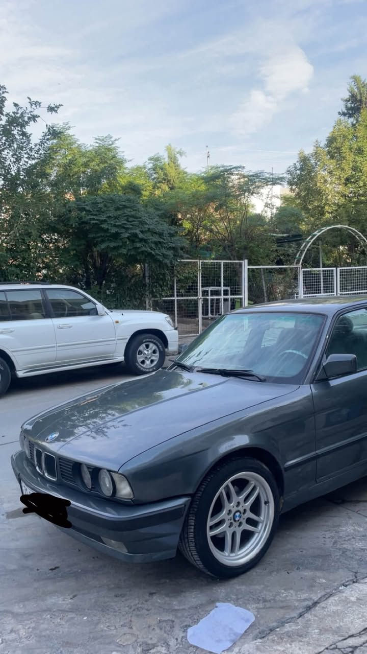 بي ام و 525 • موديل ١٩٨٩ • جير عادي