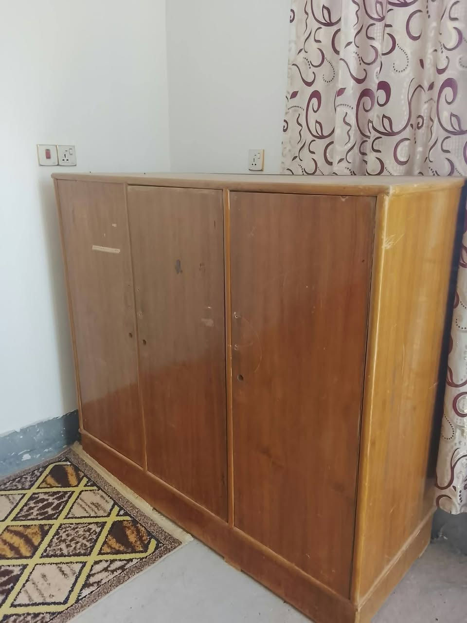 السلام عليكم بوفيه للبيع العرض 1.5 متر ونص عوزه بس قفالة ويدات المكان حله قرب الامام بكر (ع) متواجد واتساب *********** 
السعر 90 وبيه مجال حك الجيه
