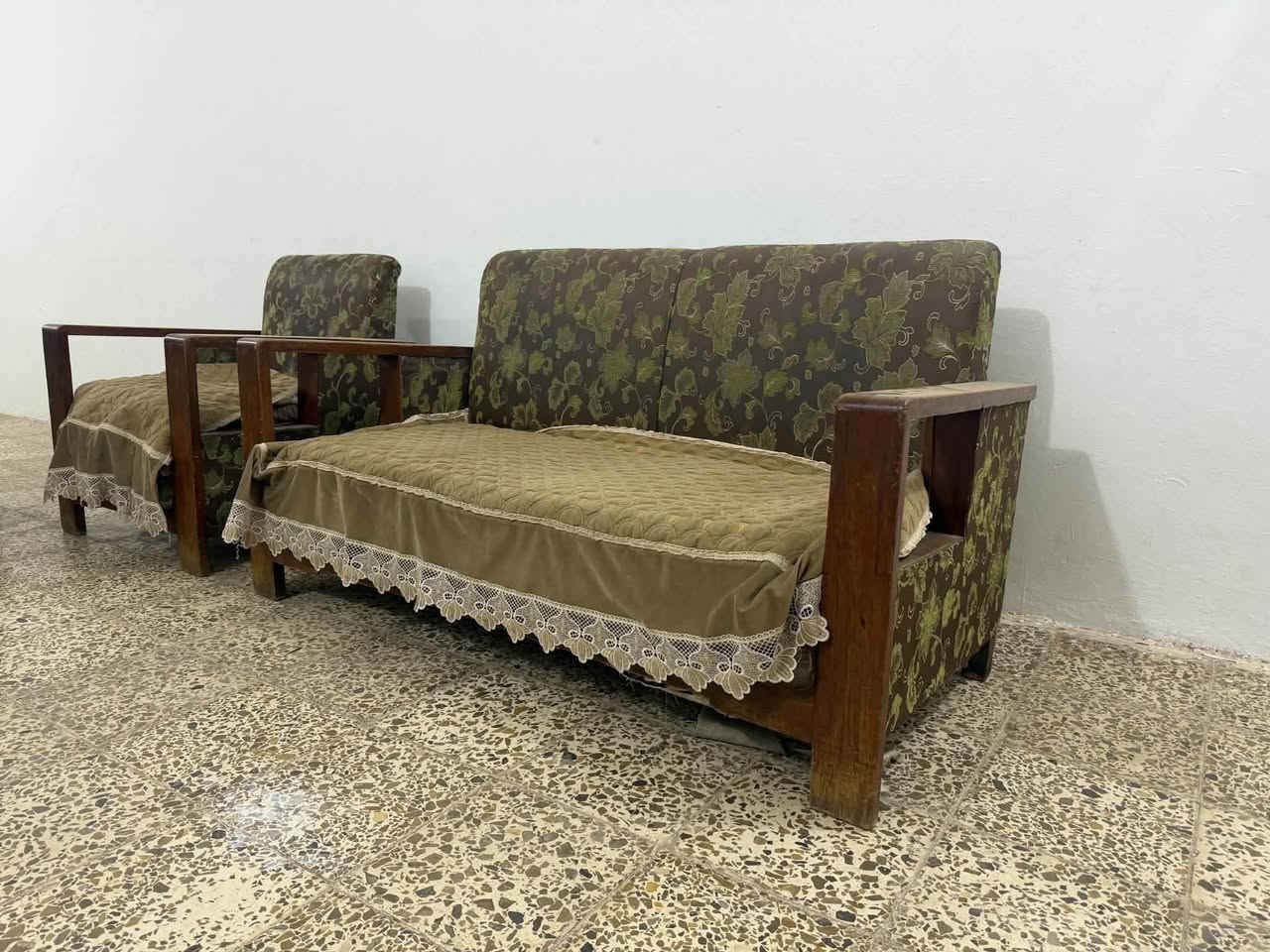 مستعمل • نضيف • طقم ٤ كراسي ٢ قنفات
