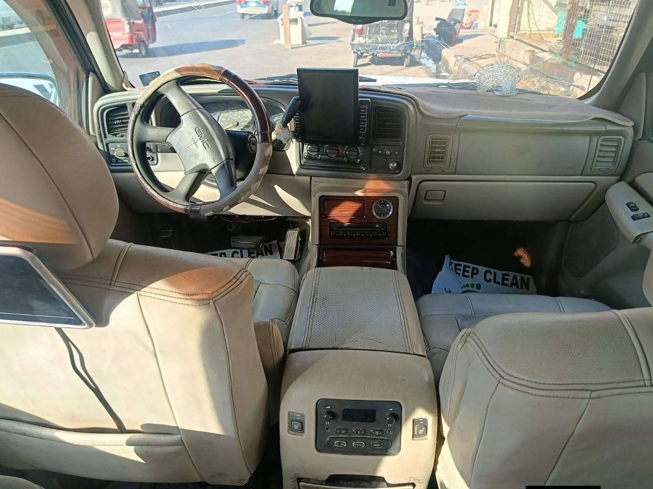 سلام عليكم للبيع سياره جمسي موديل 2001 سنويه تنتهي 2028 سوبرمان فول نضافه مكينه 6100 كير 1000 تبريد ثلج مكان بغداد ***********
