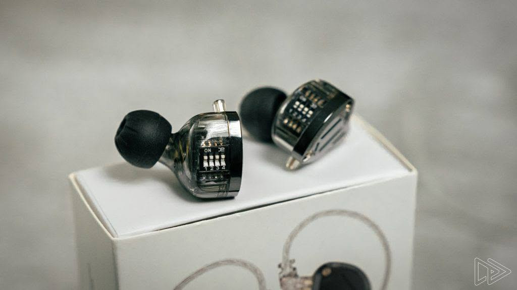 🎮🔥 KZ ZS10 PRO 2 — صوت يخليك تسمع الخصم قبل لا يشوفك! 🔥🎮
إذا تلعب PUBG والألعاب التنافسية وتريد سماعة تساعدك تميز خطوات العدو، اتجاه الطلقات والحركة بدقة، فـ KZ ZS10 PRO 2 خيار قوي جدًا 🎧🎯
💥 1DD + 4BA Hybrid Drivers
🎯 تفاصيل صوتية ممتازة لتحديد اتجاه الخطوات
🔊 باس قوي وحلو للألعاب والموسيقى
🎵 مو بس للألعاب، صوتها ممتاز للموسيقى والفيديوهات
👂 تصميم مريح للاستخدام الطويل
⚙️ 4 مستويات Custom Tuning
💪 خامة وتصميم متين
💰 السعر: 30,000 دينار فقط 🔥🔥
🚚 متوفر توصيل
📩 للحجز مراسلة خاص أو واتساب:
📱 ***********
🎮 لا تخلي خطوة العدو تفوتك! 😈🔥

نص مكتوب في الصور:
- LINSOUL x KZ KZ ZS10 PRO 2 1DD+4BA Hybrid Driver IEM 1DD+4BA Hybrid Drivers 4-Level Custom Tuning Durable Body Construction Ergonomic Wearing Recessed 2Pin Connector No Mic/With Mic Cable
- Internal Structure of ZS10 PRO 2
- Lightweight
- Metal Cover
- Dust filter
- 31736 Dual Array
- Balanced Armature Drivers
- Skin-Friendly
- Resin Cavity
- Foam
- Ear Tips
- Acoustic
- Filter Mesh
- 10mm internal
- Maqnetic Dynamic Driver
- Tuning
- Switch
- 0.75mm Gold-
- Plated Socket