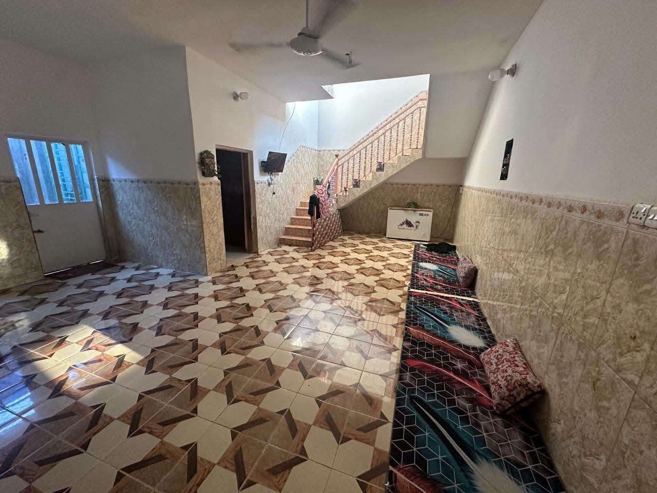 [[بسم الله الرحمن الرحيم]]
🏡     🏘      🏚 

#يوجد_بيت_طابق_ونص_للبيع

#العنوان  الفلوجة 
#المنطقة حي الشهداء // مقاطعة 23 الف

✅المساحة : 250م
⬆️ الوجة : 12.50م
🏞️النزال : 20م
 
غرف 3
استقبال 
صالة 
مناور 
مطبخ
صحيات 
الارضية سيراميك 
الجدران سيراميك 

                       #بناء 🧱 : طابوك 
      
     #شارع 🏞️⬆️⬆️ : 10م نافذ ع شارع 20م كامل الخدمات من اسواق مدارس 

  #السعر_محدد_من_قبل_البائع 
    
        
        ⚖️⚖️   نوع الملك : طابو صرف تحويل مباشر  🏙 

            #السعر💰💸:  85 مليون وبي مجال

__________________________________

للأستفسار⛔🖲️ : مراجعة 
🥇#مكتب_الرافدين_للعقار 🥇
العنوان شارع المنجزات تقاطع جامع التقوئ مجاور محطة المتميز المركزية لغسيل السيارات 🚗🚖
__________________________________

#ملاحظة//📋📑 اذا لديك عقار تريد تعرضة للبيع او تريد تشتري عقار قم بمراسلة الصفحة او اتصال على لارقام الموجودة+ واتساب
            
         #للأتصال_او_واتساب 📞  ***********
         #للأتصال_كورك.   📞.      ‏‪***********‬‏

#بيع_وشراء_الدور_السكنية_والزراعية_العقارات_في_مدينة_الفلوجة #مكتب_الرافدين_للعقار_بيع_وشراء_العقارات_بسعر_مناسب
#عقارات_الانبار_الفلوجة
